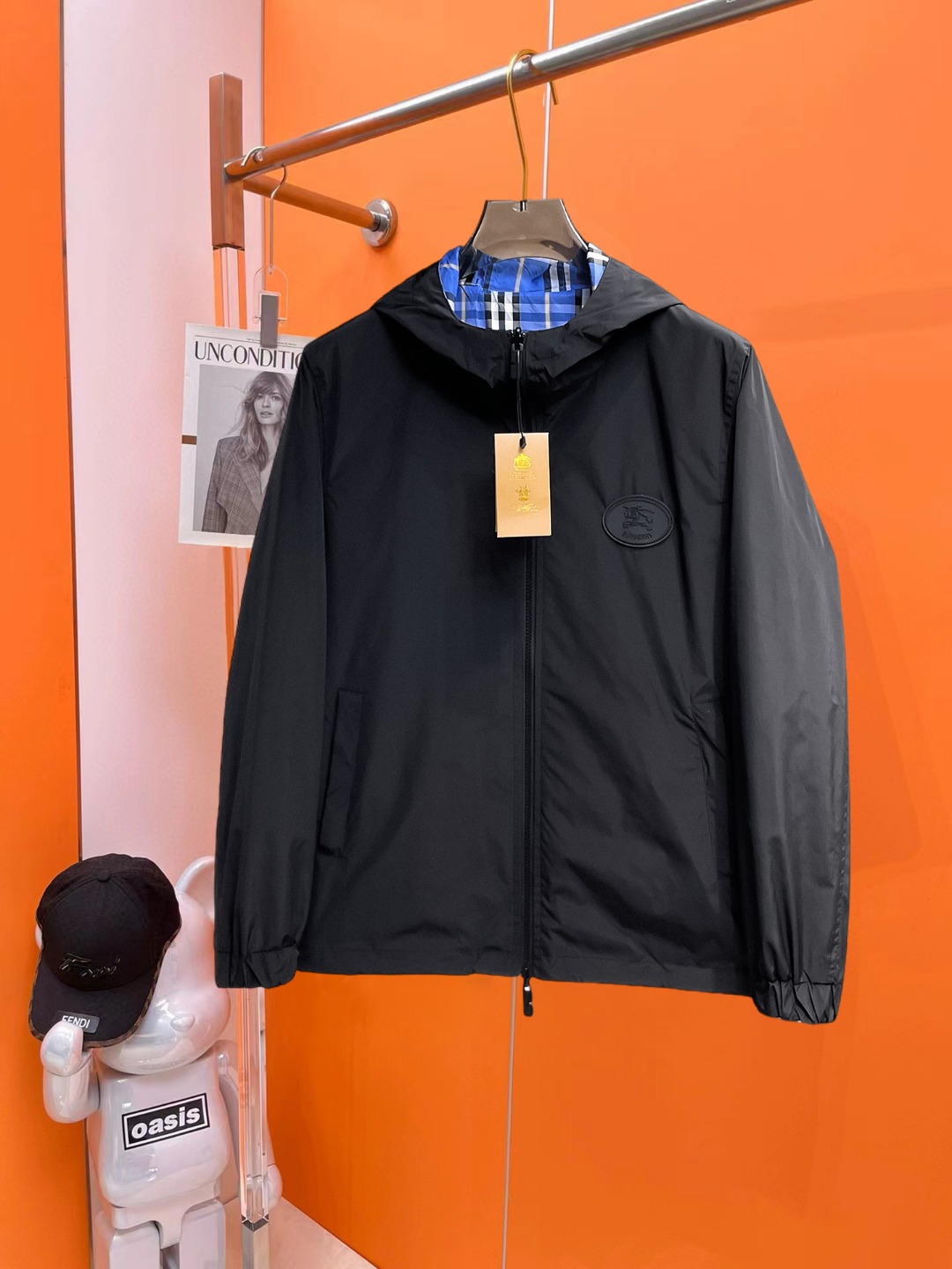 NO:540989,Burberry's official website is the same model, released in advance!  2025ss autumn new men's jacket, original single three-standard full high-end version!  With hidden hat, customized fabric for counter, high breathability and comfort, impeccable details, brand element design concept, reflecting high quality. The feel is delicate and soft!  It is casually cut, with a great upper body style!  The size M~3XL, the maximum wear is 195 catties., burberry, jackets & coats, jackets & coats, hats, alexander wang19860909巴宝莉 官网同款,提前发售！2025ss秋季新款男士夹克外套,原单三标齐全高端版本！带隐藏帽,专柜定制面料 透气舒适度高,细节无可挑剔,品牌元素设计理念,体现高品质.手感细腻柔软！呈现休闲裁剪,上身版型超赞！码数M～3XL,最大穿195斤.,,burberry,jackets & coats,jackets & coats,hats,alexander wang,Men's clothing