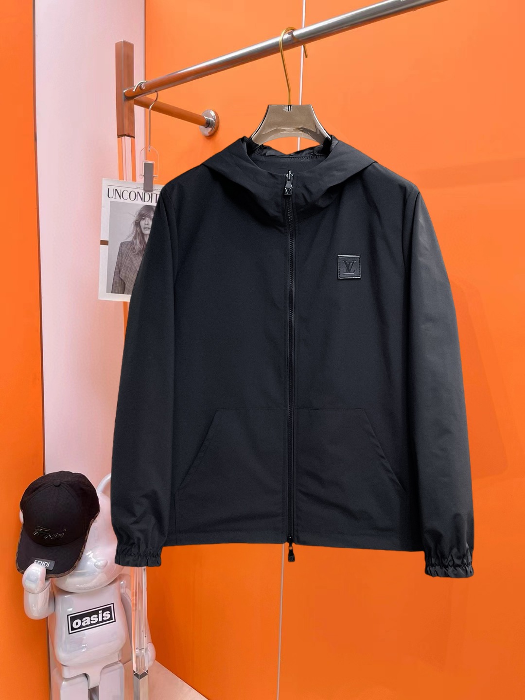 NO:540991,The same model on the official website of Lv, released in advance!  2025ss autumn new men's jacket, original single three-standard full high-end version!  With hidden hat, customized fabric for counter, high breathability and comfort, impeccable details, brand element design concept, reflecting high quality. The feel is delicate and soft!  It is casually cut, with a great upper body style!  The number of code M~3XL, the maximum wear is 195 catties.,,louis vuitton, jackets & coats, jackets & coats,hats,alexander wang19860909Lv 官网同款,提前发售！2025ss秋季新款男士夹克外套,原单三标齐全高端版本！带隐藏帽,专柜定制面料 透气舒适度高,细节无可挑剔,品牌元素设计理念,体现高品质.手感细腻柔软！呈现休闲裁剪,上身版型超赞！码数M～3XL,最大穿195斤.,,louis vuitton,jackets & coats,jackets & coats,hats,alexander wang,Men's clothing