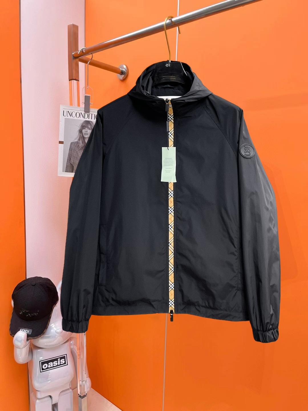 NO:540994,Burberry's official website is the same model, released in advance!  2025ss autumn new men's jacket, original single three-standard full high-end version!  With hidden hat, customized fabric for counter, high breathability and comfort, impeccable details, brand element design concept, reflecting high quality. The feel is delicate and soft!  It is casually cut, with a great upper body style!  The size M~3XL, the maximum wear is 195 catties., burberry, jackets & coats, jackets & coats, hats, alexander wang19860909巴宝莉 官网同款,提前发售！2025ss秋季新款男士夹克外套,原单三标齐全高端版本！带隐藏帽,专柜定制面料 透气舒适度高,细节无可挑剔,品牌元素设计理念,体现高品质.手感细腻柔软！呈现休闲裁剪,上身版型超赞！码数M～3XL,最大穿195斤.,,burberry,jackets & coats,jackets & coats,hats,alexander wang,Men's clothing