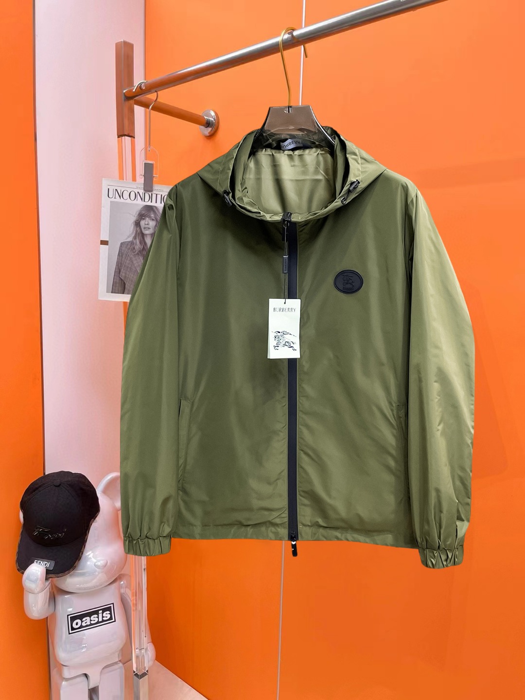 NO:540996,Burberry's official website is the same model, released in advance!  2025ss autumn new men's jacket, original single three-standard full high-end version!  With hidden hat, customized fabric for counter, high breathability and comfort, impeccable details, brand element design concept, reflecting high quality. The feel is delicate and soft!  It is casually cut, with a great upper body style!  The size M~3XL, the maximum wear is 195 catties., burberry, jackets & coats, jackets & coats, hats, alexander wang19860909巴宝莉 官网同款,提前发售！2025ss秋季新款男士夹克外套,原单三标齐全高端版本！带隐藏帽,专柜定制面料 透气舒适度高,细节无可挑剔,品牌元素设计理念,体现高品质.手感细腻柔软！呈现休闲裁剪,上身版型超赞！码数M～3XL,最大穿195斤.,,burberry,jackets & coats,jackets & coats,hats,alexander wang,Men's clothing