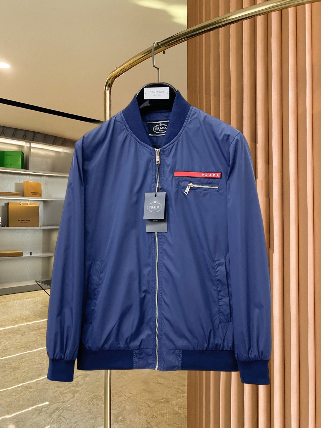 NO:547374,Prada 2025 autumn new jacket jacket, the new product on the show is perfect, comfortable and warm when worn on both sides, full and attractive colors, and a very brilliant design that easily advances the sense of fashion, extremely exquisite workmanship, neat and meticulous route!  A masterpiece of a big-name designer!  The upper body doesn't look bloated and super handsome!  Spot code M ~ XXXL,,prada,jackets & coats,jackets & coats,alexander wang19860909普拉达 2025开秋新款夹克外套,秀场新品品相非常完美,双面穿舒适保暖,三标齐全色泽饱满诱人,非常出彩的设计,轻松将时髦感进阶,做工极为考究严谨,走线工整细致！大牌设计师巨作！上身不显臃肿、超级帅气！现货码数M ～ XXXL,,prada,jackets & coats,jackets & coats,alexander wang,Men's clothing