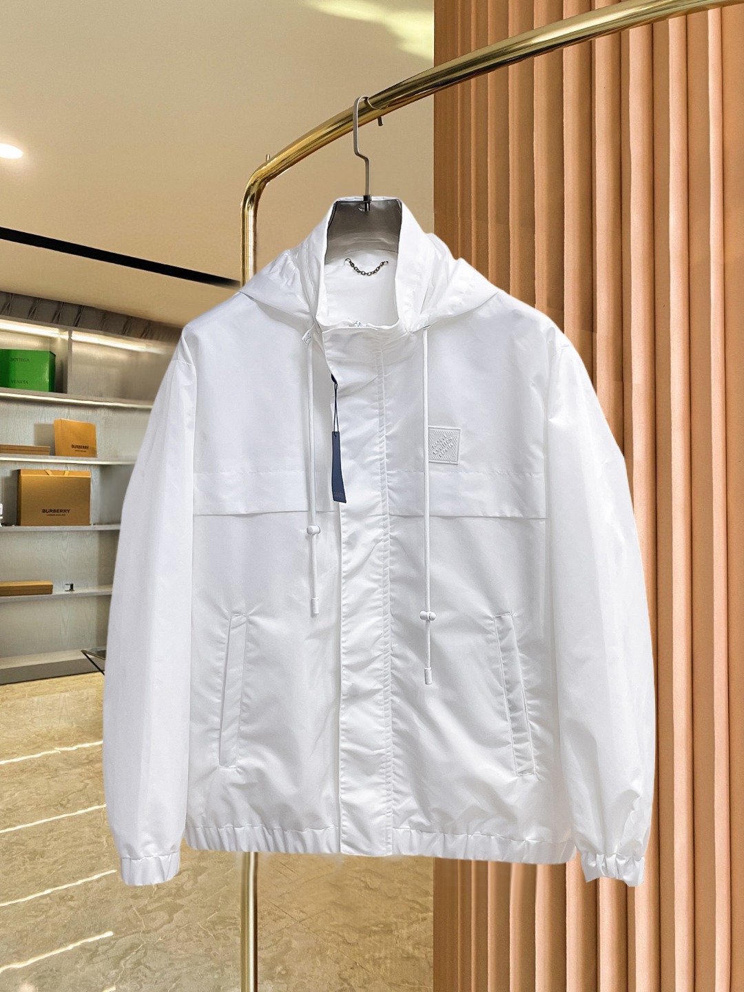 NO:547417,Lv 2025 autumn new jacket jacket, the new product on the show is perfect, comfortable and warm when worn on both sides, three-standard full color and attractive, and the very outstanding design easily advances the sense of fashion, the workmanship is extremely exquisite and rigorous, and the wiring is neat and meticulous!  A masterpiece of a big-name designer!  The upper body doesn't look bloated and super handsome!  Spot code M ~ XXXL,,louis vuitton,jackets & coats,jackets & coats,alexander wang19860909Lv 2025开秋新款夹克外套,秀场新品品相非常完美,双面穿舒适保暖,三标齐全色泽饱满诱人,非常出彩的设计,轻松将时髦感进阶,做工极为考究严谨,走线工整细致！大牌设计师巨作！上身不显臃肿、超级帅气！现货码数M ～ XXXL,,louis vuitton,jackets & coats,jackets & coats,alexander wang,Men's clothing