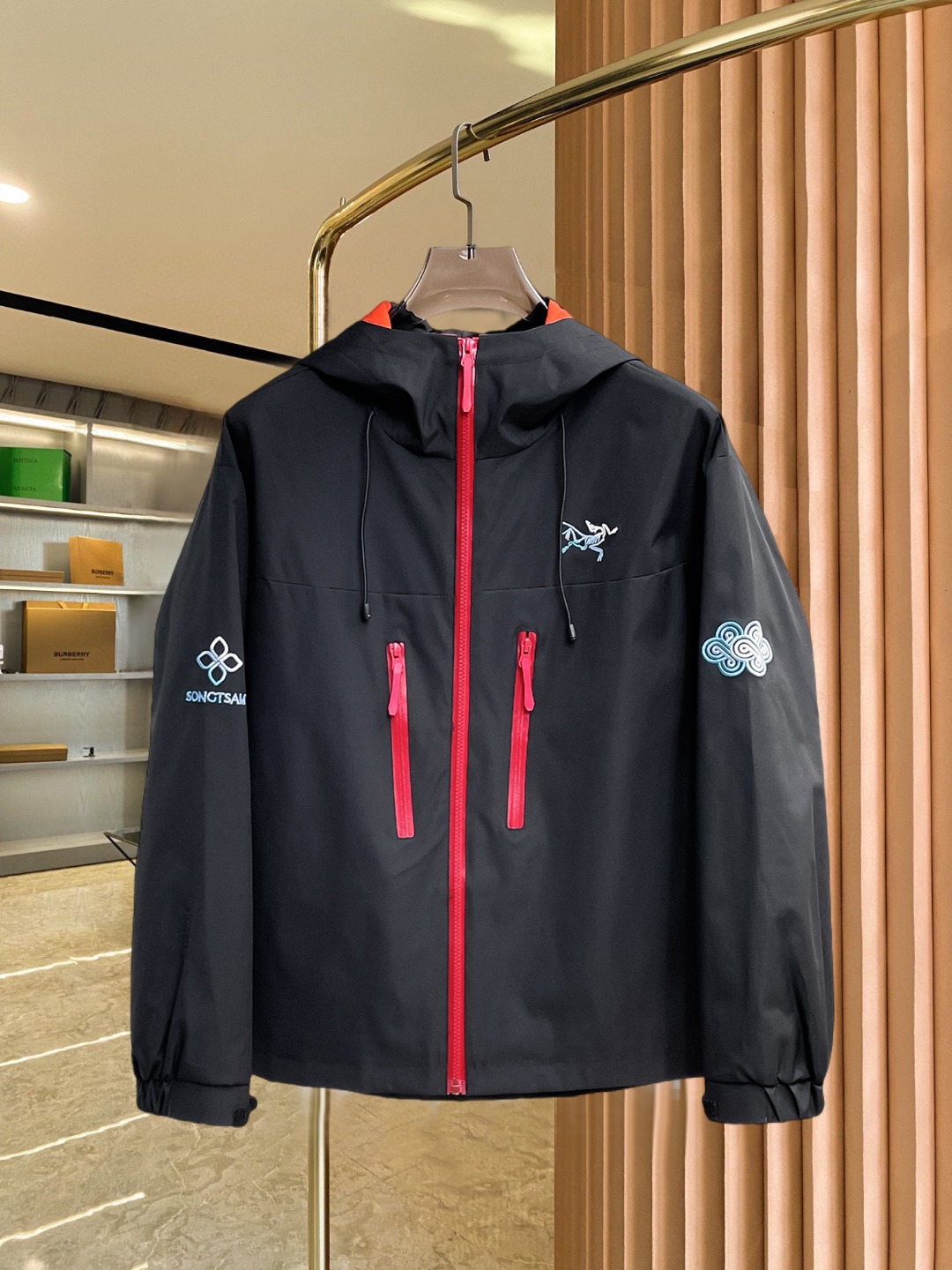 NO:547422,Arc'teryx 2025 new autumn jacket, the new product on the show is in perfect condition, comfortable and warm to wear on both sides, complete with three labels, full and attractive color, very outstanding design, easily upgrades the fashion sense, extremely elegant and rigorous workmanship, neat and meticulous wiring!  A masterpiece from a famous designer!  The upper body does not look bloated and is super handsome!  Available size M ~ XXXL,arc'teryx,jackets & coats,jackets & coats,alexander wang19860909始祖鸟 2025开秋新款夹克外套,秀场新品品相非常完美,双面穿舒适保暖,三标齐全色泽饱满诱人,非常出彩的设计,轻松将时髦感进阶,做工极为考究严谨,走线工整细致！大牌设计师巨作！上身不显臃肿、超级帅气！现货码数M ～ XXXL,arc'teryx,jackets & coats,jackets & coats,alexander wang,Men's clothing