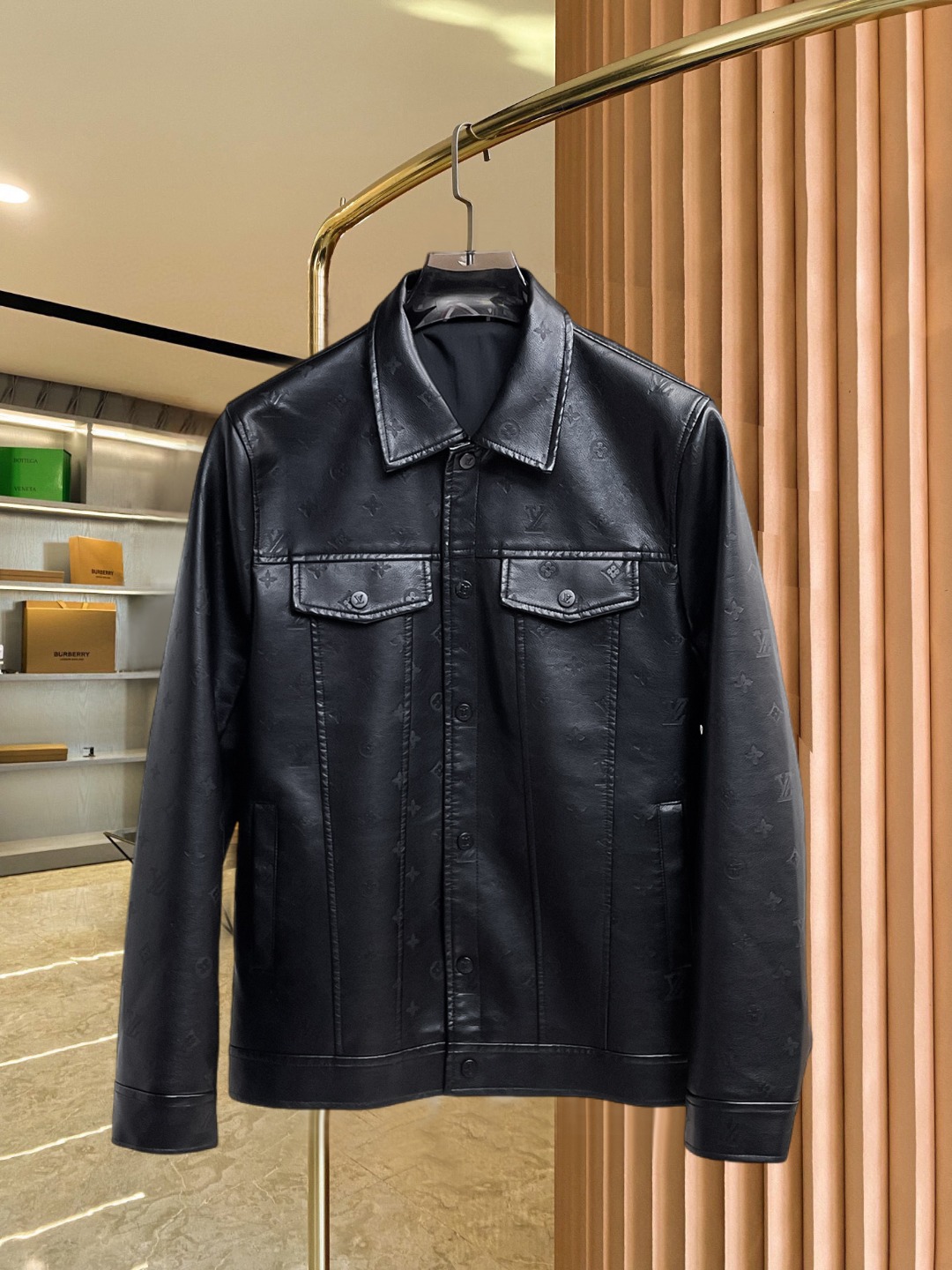 NO:547427,Lv 2025 autumn new jacket jacket, the new product on the show is perfect, comfortable and warm when worn on both sides, three-standard full color and attractive, and the very outstanding design easily advances the sense of fashion, the workmanship is extremely exquisite and rigorous, and the wiring is neat and meticulous!  A masterpiece of a big-name designer!  The upper body doesn't look bloated and super handsome!  Spot code M ~ XXXL,,louis vuitton,jackets & coats,jackets & coats,alexander wang19860909Lv 2025开秋新款夹克外套,秀场新品品相非常完美,双面穿舒适保暖,三标齐全色泽饱满诱人,非常出彩的设计,轻松将时髦感进阶,做工极为考究严谨,走线工整细致！大牌设计师巨作！上身不显臃肿、超级帅气！现货码数M ～ XXXL,,louis vuitton,jackets & coats,jackets & coats,alexander wang,Men's clothing