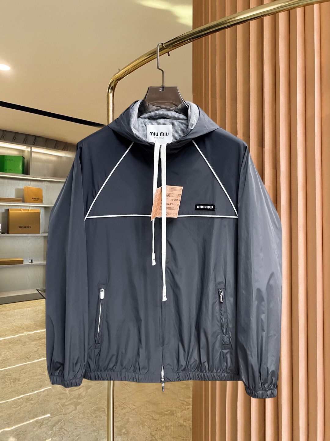 NO:547432,Miumiu 2025 autumn new jacket jacket, the new product on the show is perfect, comfortable and warm when worn on both sides, three-standard full color and attractive, and the very outstanding design easily advances the sense of fashion, the workmanship is extremely exquisite and rigorous, and the wiring is neat and meticulous!  A masterpiece of a big-name designer!  The upper body doesn't look bloated and super handsome!  Spot code M ~ XXXL,,miumiu,jackets & coats,jackets & coats,alexander wang19860909miumiu 2025开秋新款夹克外套,秀场新品品相非常完美,双面穿舒适保暖,三标齐全色泽饱满诱人,非常出彩的设计,轻松将时髦感进阶,做工极为考究严谨,走线工整细致！大牌设计师巨作！上身不显臃肿、超级帅气！现货码数M ～ XXXL,,miumiu,jackets & coats,jackets & coats,alexander wang,Men's clothing