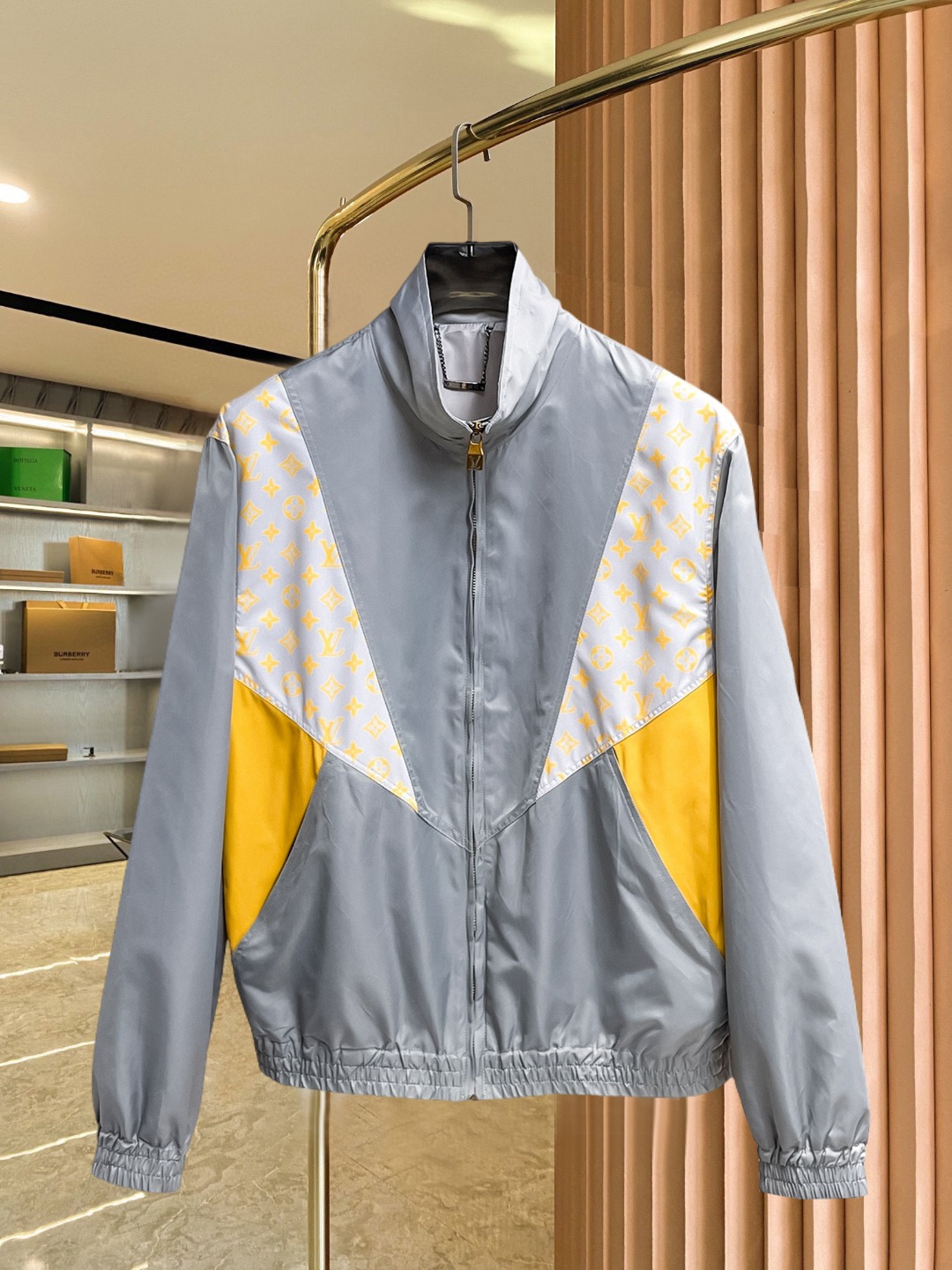 NO:547437,Lv 2025 autumn new jacket jacket, the new product on the show is perfect, comfortable and warm when worn on both sides, three-standard full color and attractive, and the very outstanding design easily advances the sense of fashion, the workmanship is extremely exquisite and rigorous, and the wiring is neat and meticulous!  A masterpiece of a big-name designer!  The upper body doesn't look bloated and super handsome!  Spot code M ~ XXXL,,louis vuitton,jackets & coats,jackets & coats,alexander wang19860909Lv 2025开秋新款夹克外套,秀场新品品相非常完美,双面穿舒适保暖,三标齐全色泽饱满诱人,非常出彩的设计,轻松将时髦感进阶,做工极为考究严谨,走线工整细致！大牌设计师巨作！上身不显臃肿、超级帅气！现货码数M ～ XXXL,,louis vuitton,jackets & coats,jackets & coats,alexander wang,Men's clothing