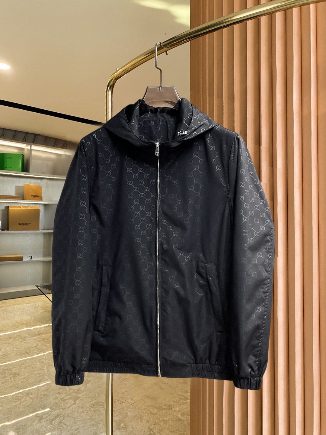 NO:547442,Guqi 2025 autumn new jacket jacket, the new product on the show is perfect, comfortable and warm when worn on both sides, three-standard full color and attractive, and the very outstanding design easily advances the sense of fashion, the workmanship is extremely exquisite and rigorous, and the wiring is neat and meticulous!  A masterpiece of a big-name designer!  The upper body doesn't look bloated and super handsome!  Spot code M ~ XXXL,,jackets & coats,jackets & coats,alexander wang19860909古奇 2025开秋新款夹克外套,秀场新品品相非常完美,双面穿舒适保暖,三标齐全色泽饱满诱人,非常出彩的设计,轻松将时髦感进阶,做工极为考究严谨,走线工整细致！大牌设计师巨作！上身不显臃肿、超级帅气！现货码数M ～ XXXL,,jackets & coats,jackets & coats,alexander wang,Men's clothing