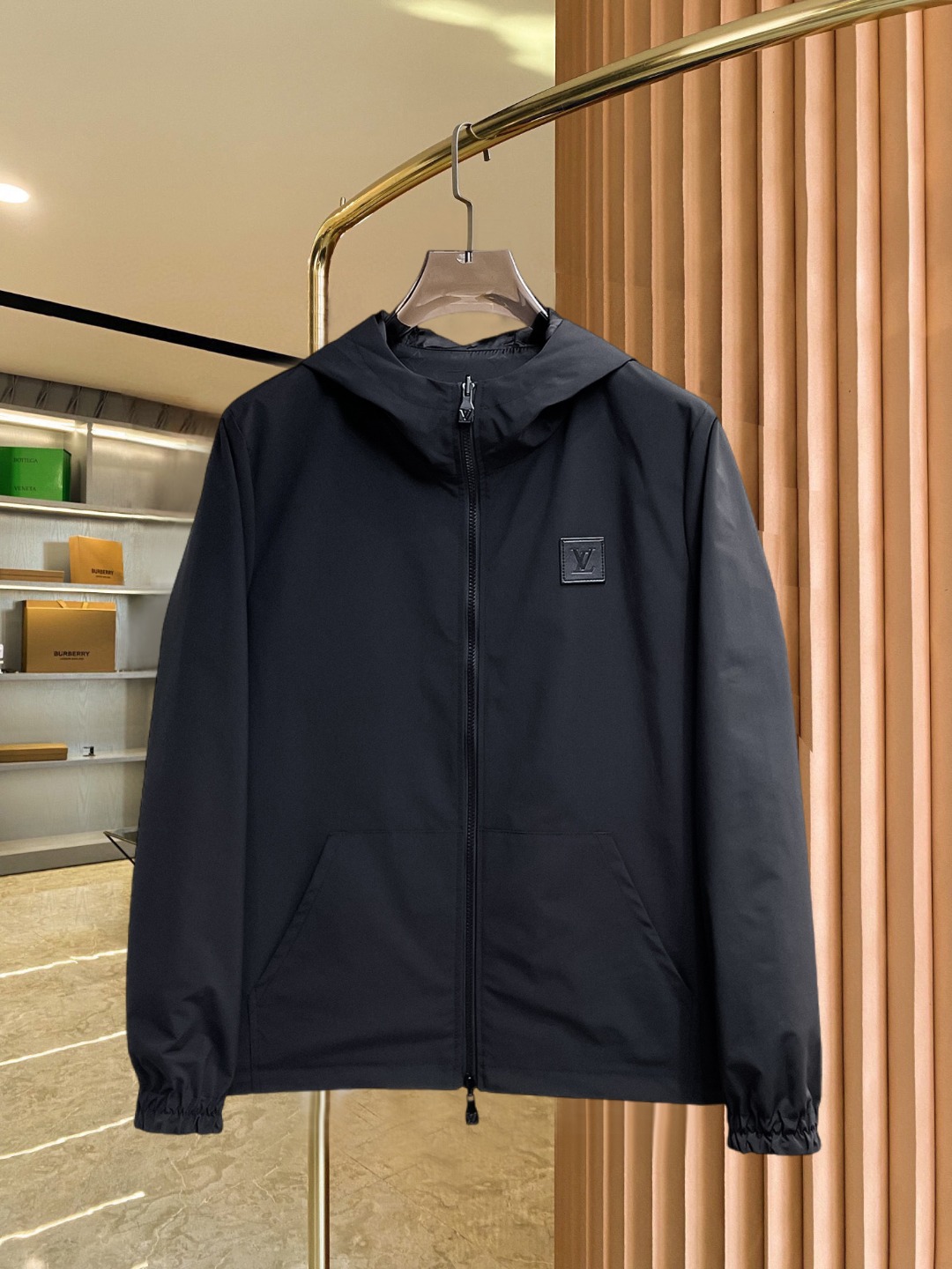 NO:547409,LV 2025 autumn new jacket jacket, the new product on the show is perfect, comfortable and warm when worn on both sides, three-standard full color and attractive, and the very outstanding design easily advances the sense of fashion, the workmanship is extremely exquisite and rigorous, and the wiring is neat and meticulous!  A masterpiece of a big-name designer!  The upper body doesn't look bloated and super handsome!  Spot code M ~ XXXL,,louis vuitton,jackets & coats,jackets & coats,alexander wang19860909LV 2025开秋新款夹克外套,秀场新品品相非常完美,双面穿舒适保暖,三标齐全色泽饱满诱人,非常出彩的设计,轻松将时髦感进阶,做工极为考究严谨,走线工整细致！大牌设计师巨作！上身不显臃肿、超级帅气！现货码数M ～ XXXL,,louis vuitton,jackets & coats,jackets & coats,alexander wang,Men's clothing