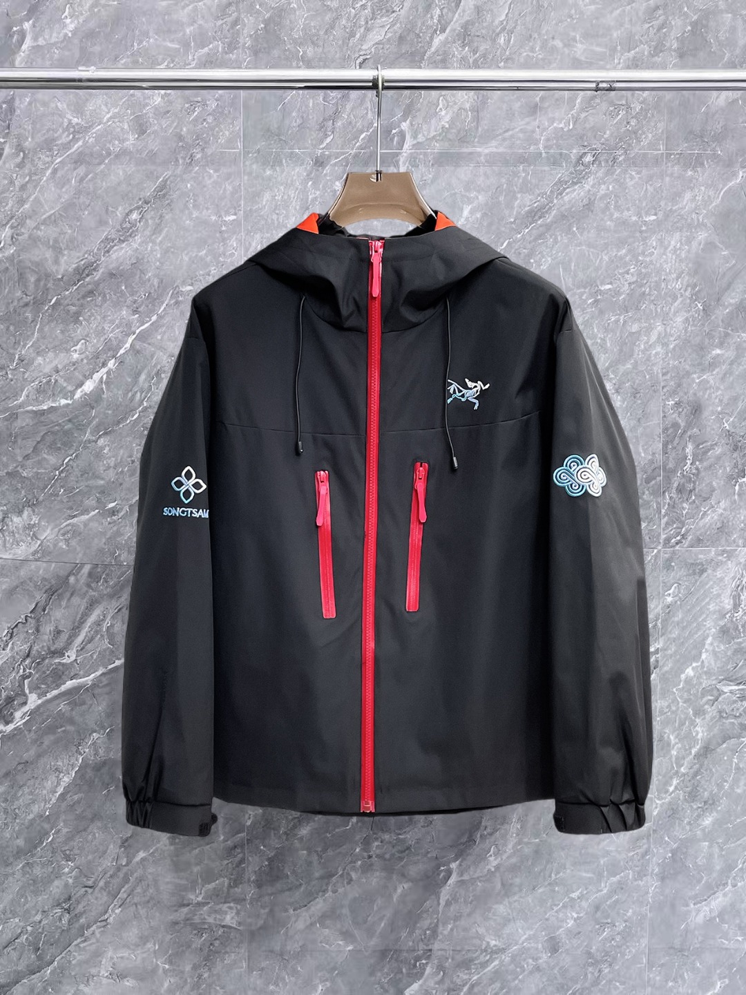 NO:657045,Mengkou 2025 new autumn jacket, the new product on the show is in perfect condition, comfortable and warm, complete with three labels, full and attractive color, very outstanding design, easily upgrades the fashion sense, extremely elegant and rigorous workmanship, neat and meticulous wiring!  A masterpiece from a famous designer!  The upper body does not look bloated and is super handsome!  Available sizes M ~ XXXL,,Moncler,jackets & coats,jackets & coats,alexander wang19860909蒙口 2025秋季新款夹克外套,秀场新品品相非常完美,舒适保暖,三标齐全色泽饱满诱人,非常出彩的设计,轻松将时髦感进阶,做工极为考究严谨,走线工整细致！大牌设计师巨作！上身不显臃肿、超级帅气！现货码数M ～ XXXL,,Moncler,jackets & coats,jackets & coats,alexander wang,Men's clothing