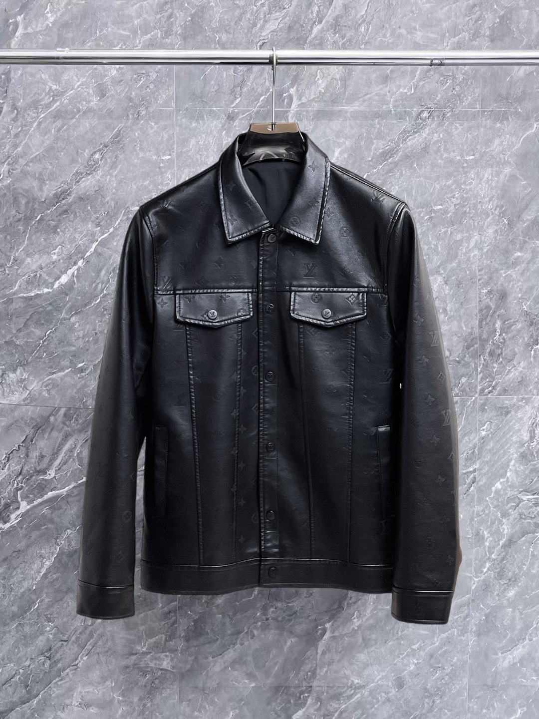 NO:657057,LV 2025 autumn new jacket, the new product on the show is in perfect condition, comfortable and warm, complete with three labels, full and attractive color, very outstanding design, easily upgrades the fashion sense, extremely sophisticated workmanship, neat and meticulous wiring!  A masterpiece from a famous designer!  The upper body does not look bloated and is super handsome!  Available sizes M ~ XXXL,,louis vuitton,jackets & coats,jackets & coats,alexander wang19860909Lv 2025秋季新款夹克外套,秀场新品品相非常完美,舒适保暖,三标齐全色泽饱满诱人,非常出彩的设计,轻松将时髦感进阶,做工极为考究严谨,走线工整细致！大牌设计师巨作！上身不显臃肿、超级帅气！现货码数M ～ XXXL,,louis vuitton,jackets & coats,jackets & coats,alexander wang,Men's clothing