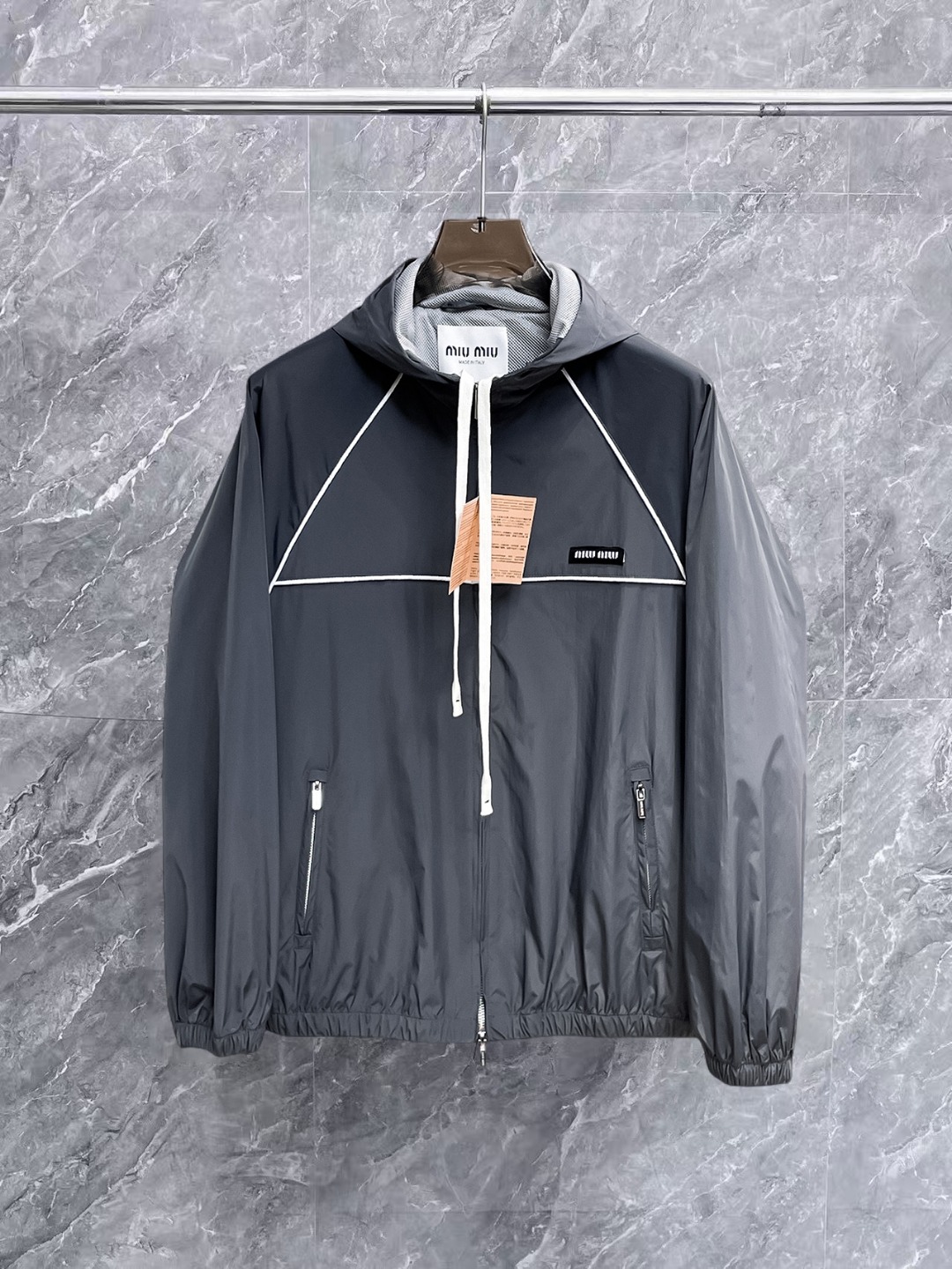 NO:657063,miumiu 2025 new autumn jacket, the new product on the show is in perfect condition, comfortable and warm, complete with three colors, full and attractive color, very outstanding design, easily upgrades the fashion sense, extremely elegant and rigorous workmanship, neat and meticulous wiring!  A masterpiece from a famous designer!  The upper body does not look bloated and is super handsome!  Available sizes M ~ XXXL,,miumiu,jackets & coats,jackets & coats,alexander wang19860909miumiu 2025秋季新款夹克外套,秀场新品品相非常完美,舒适保暖,三标齐全色泽饱满诱人,非常出彩的设计,轻松将时髦感进阶,做工极为考究严谨,走线工整细致！大牌设计师巨作！上身不显臃肿、超级帅气！现货码数M ～ XXXL,,miumiu,jackets & coats,jackets & coats,alexander wang,Men's clothing