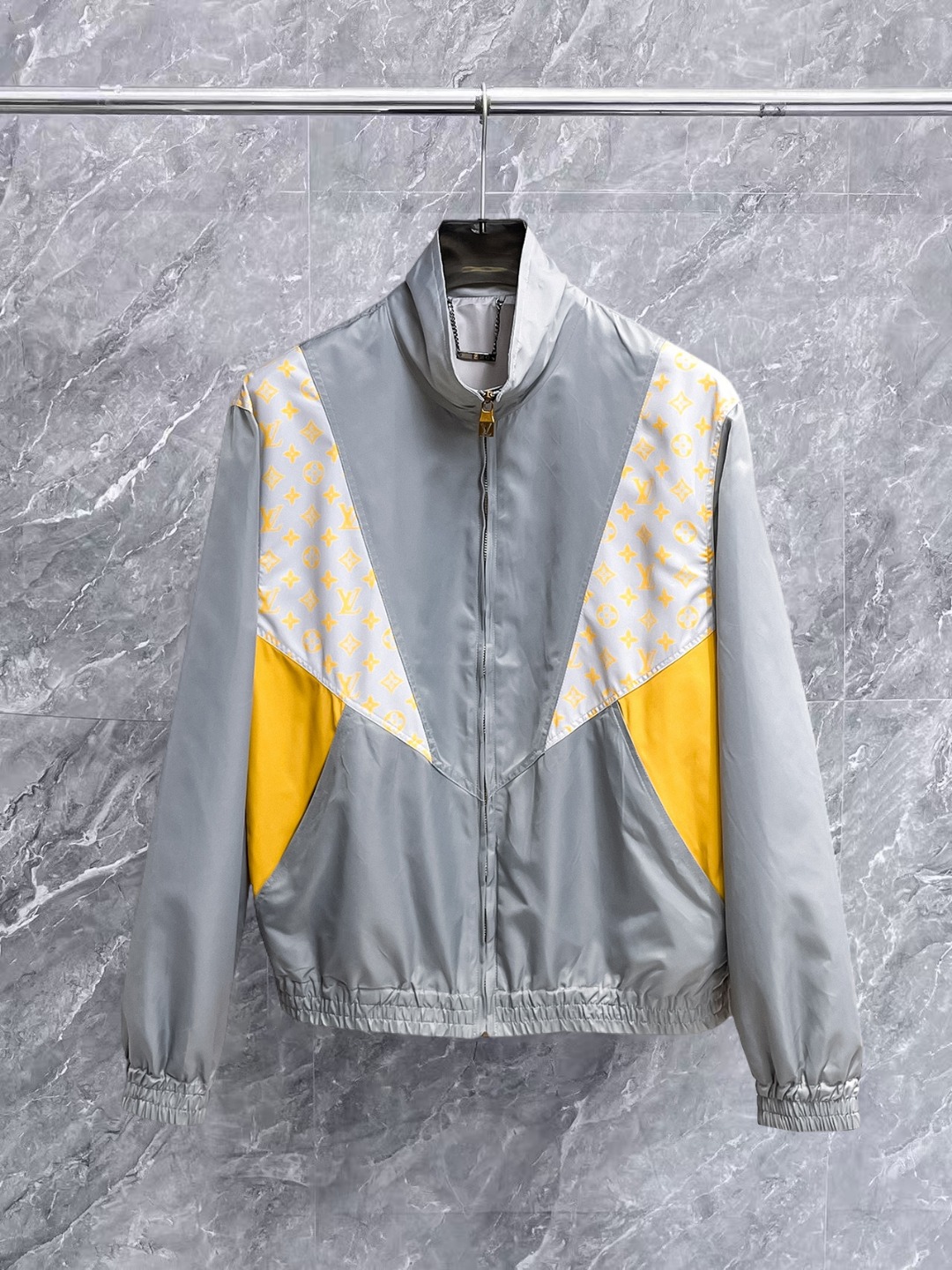 NO:657069,LV 2025 autumn new jacket, the new product on the show is in perfect condition, comfortable and warm, complete with three labels, full and attractive color, very outstanding design, easily upgrades the fashion sense, extremely sophisticated workmanship, neat and meticulous wiring!  A masterpiece from a famous designer!  The upper body does not look bloated and is super handsome!  Available sizes M ~ XXXL,,louis vuitton,jackets & coats,jackets & coats,alexander wang19860909Lv 2025秋季新款夹克外套,秀场新品品相非常完美,舒适保暖,三标齐全色泽饱满诱人,非常出彩的设计,轻松将时髦感进阶,做工极为考究严谨,走线工整细致！大牌设计师巨作！上身不显臃肿、超级帅气！现货码数M ～ XXXL,,louis vuitton,jackets & coats,jackets & coats,alexander wang,Men's clothing