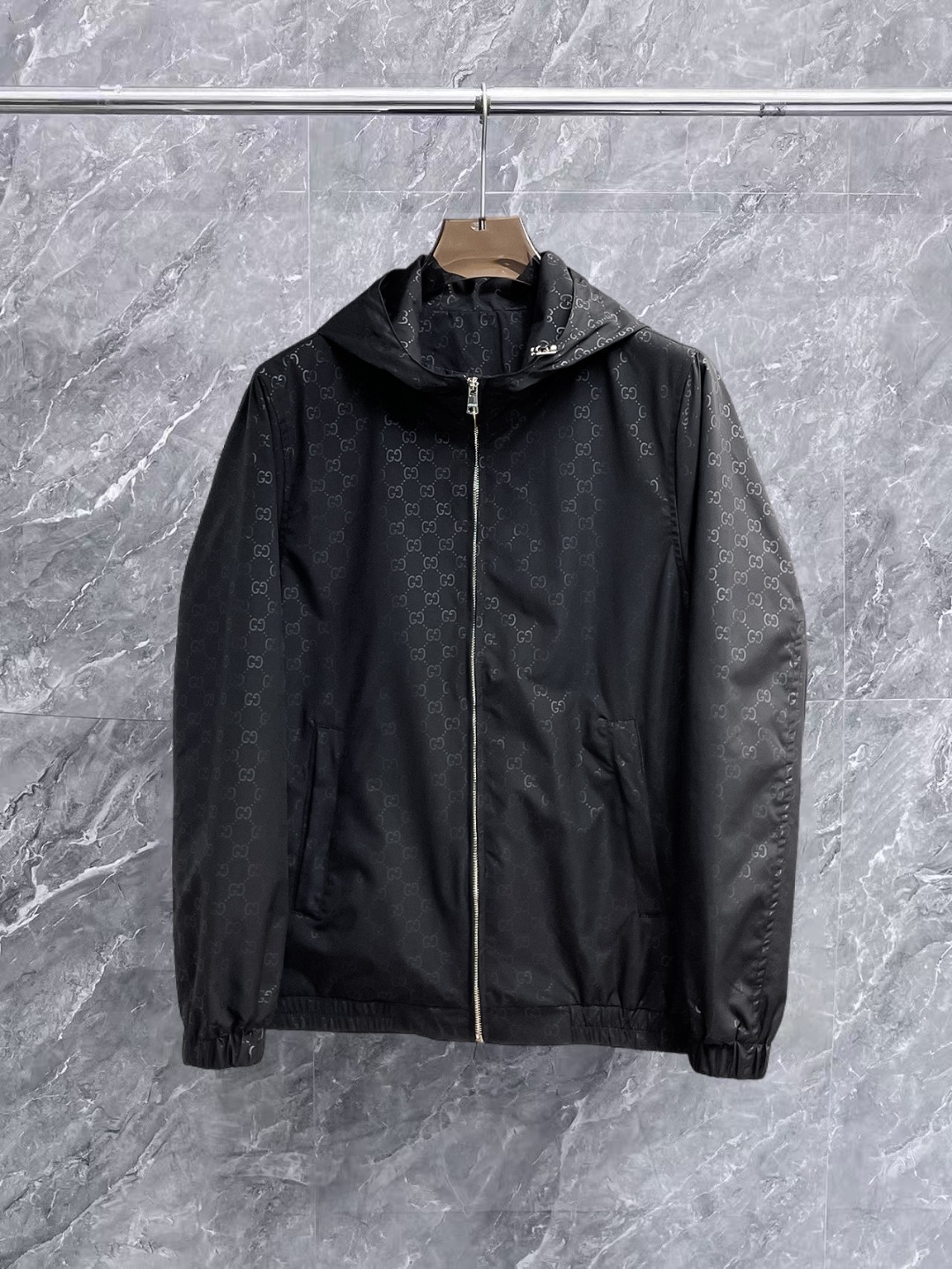 NO:657023,Gucci 2025 new autumn jacket, the new product on the show is in perfect condition, comfortable and warm, complete with three colors, full and attractive color, very outstanding design, easily upgrades the fashion sense, extremely elegant and rigorous workmanship, neat and meticulous wiring!  A masterpiece from a famous designer!  The upper body does not look bloated and is super handsome!  Available size M ~ XXXL,,jackets & coats,jackets & coats,alexander wang19860909古奇 2025秋季新款夹克外套,秀场新品品相非常完美,舒适保暖,三标齐全色泽饱满诱人,非常出彩的设计,轻松将时髦感进阶,做工极为考究严谨,走线工整细致！大牌设计师巨作！上身不显臃肿、超级帅气！现货码数M ～ XXXL,,jackets & coats,jackets & coats,alexander wang,Men's clothing