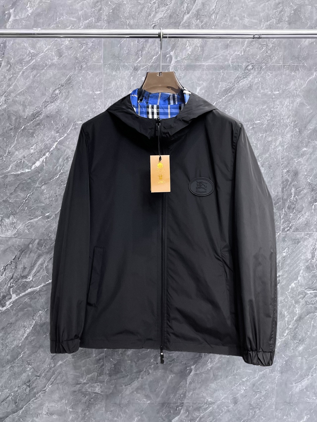 NO:657028,Burberry's 2025 new autumn jacket, the new product on the show is in perfect condition, comfortable and warm, complete with three colors, full and attractive color, very outstanding design, easily upgrades the fashion sense, extremely elegant and rigorous workmanship, neat and meticulous wiring!  A masterpiece from a famous designer!  The upper body does not look bloated and is super handsome!  Available size M ~ XXXL,,burberry,jackets & coats,jackets & coats,alexander wang19860909巴宝莉 2025秋季新款夹克外套,秀场新品品相非常完美,舒适保暖,三标齐全色泽饱满诱人,非常出彩的设计,轻松将时髦感进阶,做工极为考究严谨,走线工整细致！大牌设计师巨作！上身不显臃肿、超级帅气！现货码数M ～ XXXL,,burberry,jackets & coats,jackets & coats,alexander wang,Men's clothing