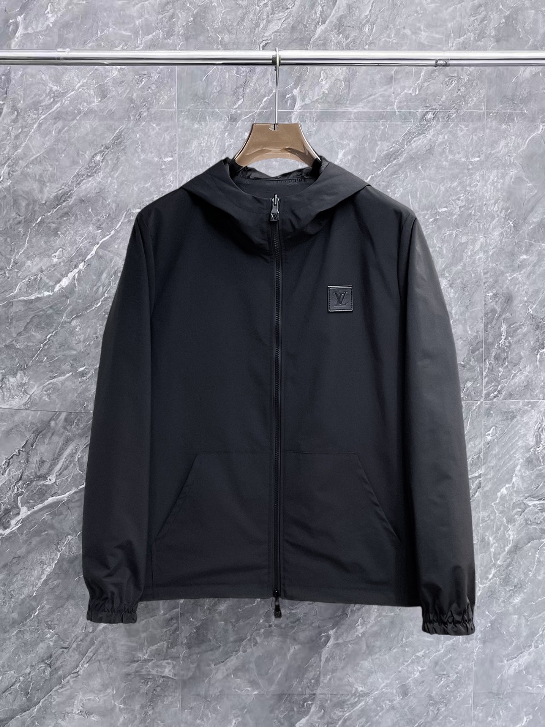 NO:657033,LV 2025 autumn new jacket, the new product on the show is in perfect condition, comfortable and warm, complete with three labels, full and attractive color, very outstanding design, easily upgrades the fashion sense, extremely sophisticated workmanship, neat and meticulous wiring!  A masterpiece from a famous designer!  The upper body does not look bloated and is super handsome!  Available sizes M ~ XXXL,,louis vuitton,jackets & coats,jackets & coats,alexander wang19860909Lv 2025秋季新款夹克外套,秀场新品品相非常完美,舒适保暖,三标齐全色泽饱满诱人,非常出彩的设计,轻松将时髦感进阶,做工极为考究严谨,走线工整细致！大牌设计师巨作！上身不显臃肿、超级帅气！现货码数M ～ XXXL,,louis vuitton,jackets & coats,jackets & coats,alexander wang,Men's clothing