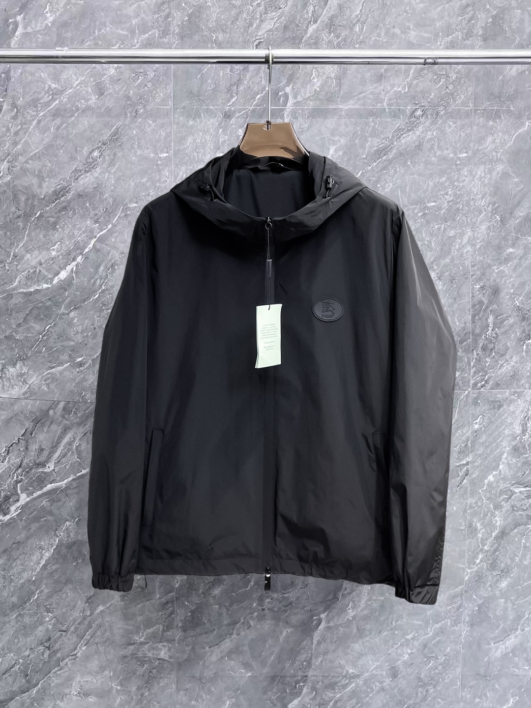 NO:657038,Burberry's 2025 new autumn jacket, the new product on the show is in perfect condition, comfortable and warm, complete with three colors, full and attractive color, very outstanding design, easily upgrades the fashion sense, extremely elegant and rigorous workmanship, neat and meticulous wiring!  A masterpiece from a famous designer!  The upper body does not look bloated and is super handsome!  Available size M ~ XXXL,,burberry,jackets & coats,jackets & coats,alexander wang19860909巴宝莉 2025秋季新款夹克外套,秀场新品品相非常完美,舒适保暖,三标齐全色泽饱满诱人,非常出彩的设计,轻松将时髦感进阶,做工极为考究严谨,走线工整细致！大牌设计师巨作！上身不显臃肿、超级帅气！现货码数M ～ XXXL,,burberry,jackets & coats,jackets & coats,alexander wang,Men's clothing