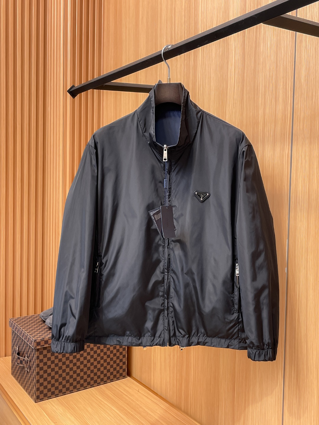 NO:607584,Prada 2025 new autumn jacket, the new product on the show is in perfect condition, comfortable and warm, complete with three colors, full and attractive color, very outstanding design, easily upgrades the fashion sense, extremely elegant and rigorous workmanship, neat and meticulous wiring!  A masterpiece from a famous designer!  The upper body does not look bloated and is super handsome!  Available sizes M ~ XXXL,,prada,jackets & coats,jackets & coats,alexander wang19860909普拉达 2025秋季新款夹克外套,秀场新品品相非常完美,舒适保暖,三标齐全色泽饱满诱人,非常出彩的设计,轻松将时髦感进阶,做工极为考究严谨,走线工整细致！大牌设计师巨作！上身不显臃肿、超级帅气！现货码数M ～ XXXL,,prada,jackets & coats,jackets & coats,alexander wang,Men's clothing