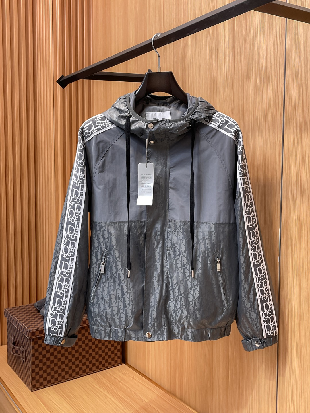 NO:607587,Dior's 2025 new autumn jacket, the new product on the show is in perfect condition, comfortable and warm, complete with three labels, full and attractive colors, very outstanding design, easily upgrades the fashion sense, extremely elegant and rigorous workmanship, neat and meticulous wiring!  A masterpiece from a famous designer!  The upper body does not look bloated and is super handsome!  Available sizes M ~ XXXL,,dior,jackets & coats,jackets & coats,alexander wang19860909迪奥 2025秋季新款夹克外套,秀场新品品相非常完美,舒适保暖,三标齐全色泽饱满诱人,非常出彩的设计,轻松将时髦感进阶,做工极为考究严谨,走线工整细致！大牌设计师巨作！上身不显臃肿、超级帅气！现货码数M ～ XXXL,,dior,jackets & coats,jackets & coats,alexander wang,Men's clothing