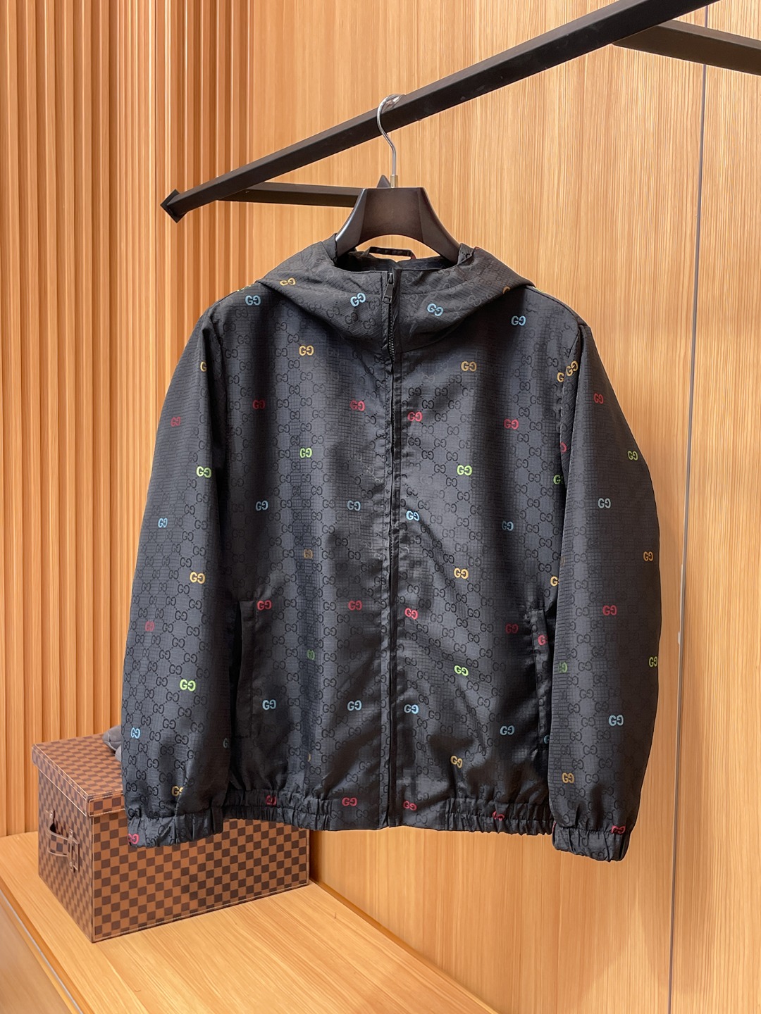 NO:607593,Gucci 2025 new autumn jacket, the new product on the show is in perfect condition, comfortable and warm, complete with three colors, full and attractive color, very outstanding design, easily upgrades the fashion sense, extremely elegant and rigorous workmanship, neat and meticulous wiring!  A masterpiece from a famous designer!  The upper body does not look bloated and is super handsome!  Available size M ~ XXXL,,jackets & coats,jackets & coats,alexander wang19860909古奇 2025秋季新款夹克外套,秀场新品品相非常完美,舒适保暖,三标齐全色泽饱满诱人,非常出彩的设计,轻松将时髦感进阶,做工极为考究严谨,走线工整细致！大牌设计师巨作！上身不显臃肿、超级帅气！现货码数M ～ XXXL,,jackets & coats,jackets & coats,alexander wang,Men's clothing