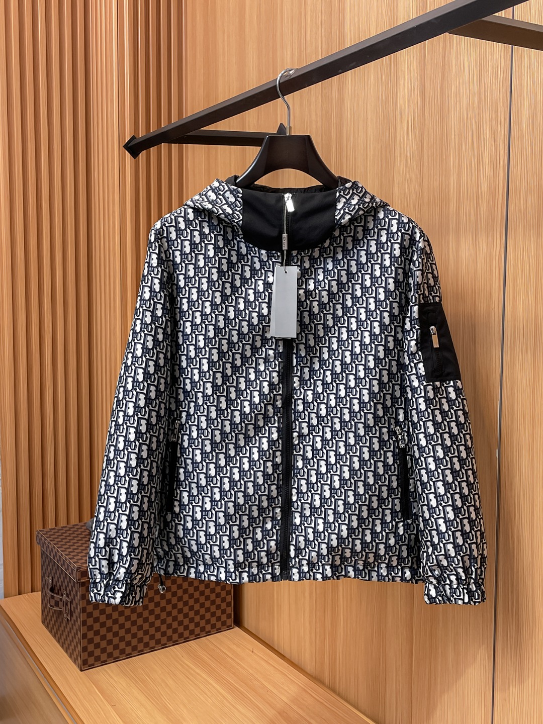 NO:607599,Dior's 2025 new autumn jacket, the new product on the show is in perfect condition, comfortable and warm, complete with three labels, full and attractive colors, very outstanding design, easily upgrades the fashion sense, extremely elegant and rigorous workmanship, neat and meticulous wiring!  A masterpiece from a famous designer!  The upper body does not look bloated and is super handsome!  Available sizes M ~ XXXL,,dior,jackets & coats,jackets & coats,alexander wang19860909迪奥 2025秋季新款夹克外套,秀场新品品相非常完美,舒适保暖,三标齐全色泽饱满诱人,非常出彩的设计,轻松将时髦感进阶,做工极为考究严谨,走线工整细致！大牌设计师巨作！上身不显臃肿、超级帅气！现货码数M ～ XXXL,,dior,jackets & coats,jackets & coats,alexander wang,Men's clothing