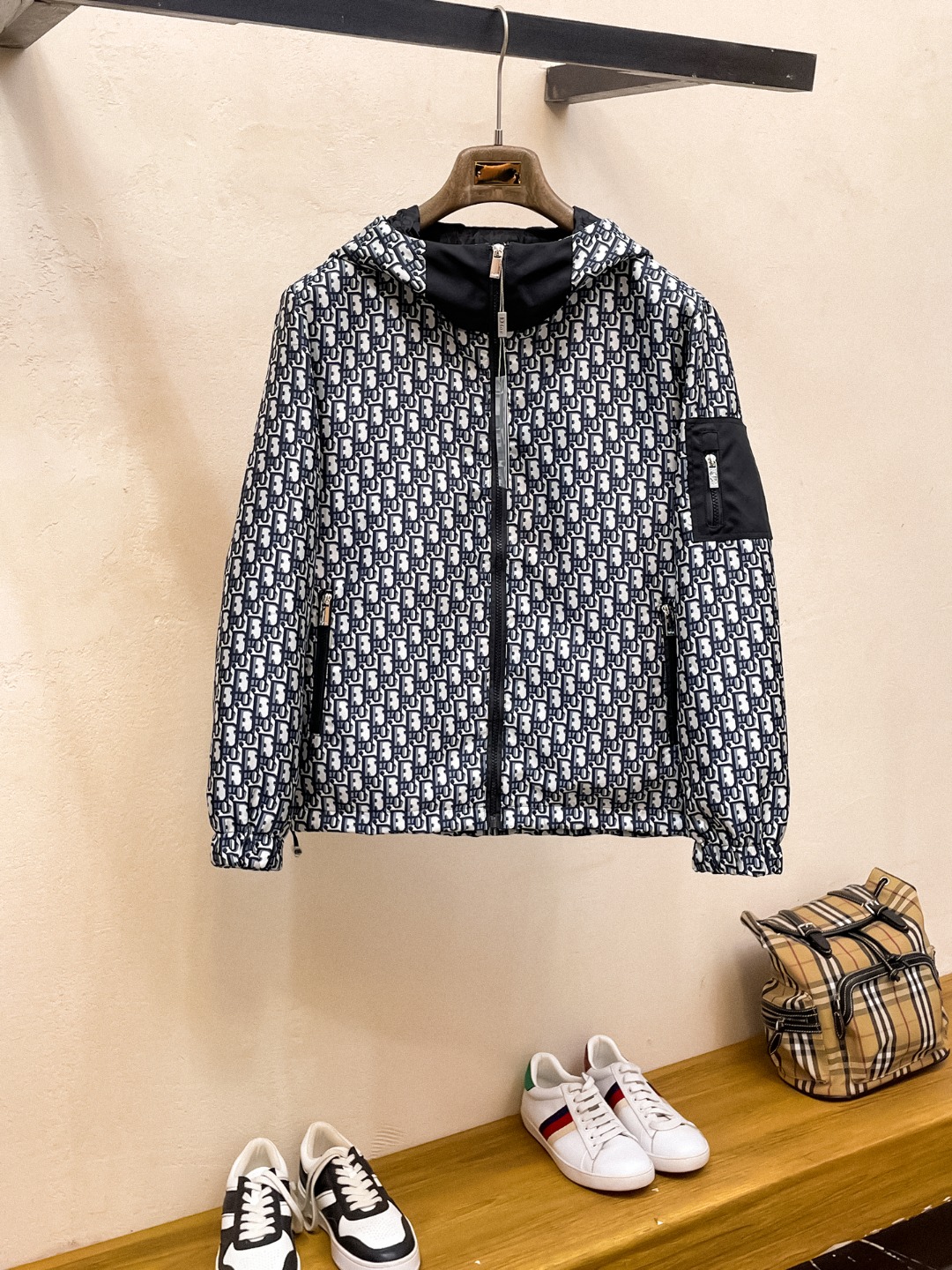 NO:564378,Same style as Dior official website, on sale in advance!  ss new autumn men's jacket, high-end version with complete three-standard original order!  With hidden hood, custom-made fabrics at the counter, highly breathable and comfortable, impeccable details, brand element design concept, reflecting high quality. It feels delicate and soft!  It presents a casual cut and the upper body shape is awesome!  Size M～3XL, maximum wearing capacity is 195kg.,,dior,jackets & coats,jackets & coats,hats,alexander wang19860909迪奥 官网同款,提前发售！ss秋季新款男士夹克外套,原单三标齐全高端版本！带隐藏帽,专柜定制面料 透气舒适度高,细节无可挑剔,品牌元素设计理念,体现高品质.手感细腻柔软！呈现休闲裁剪,上身版型超赞！码数M～3XL,最大穿195斤.,,dior,jackets & coats,jackets & coats,hats,alexander wang,Men's clothing