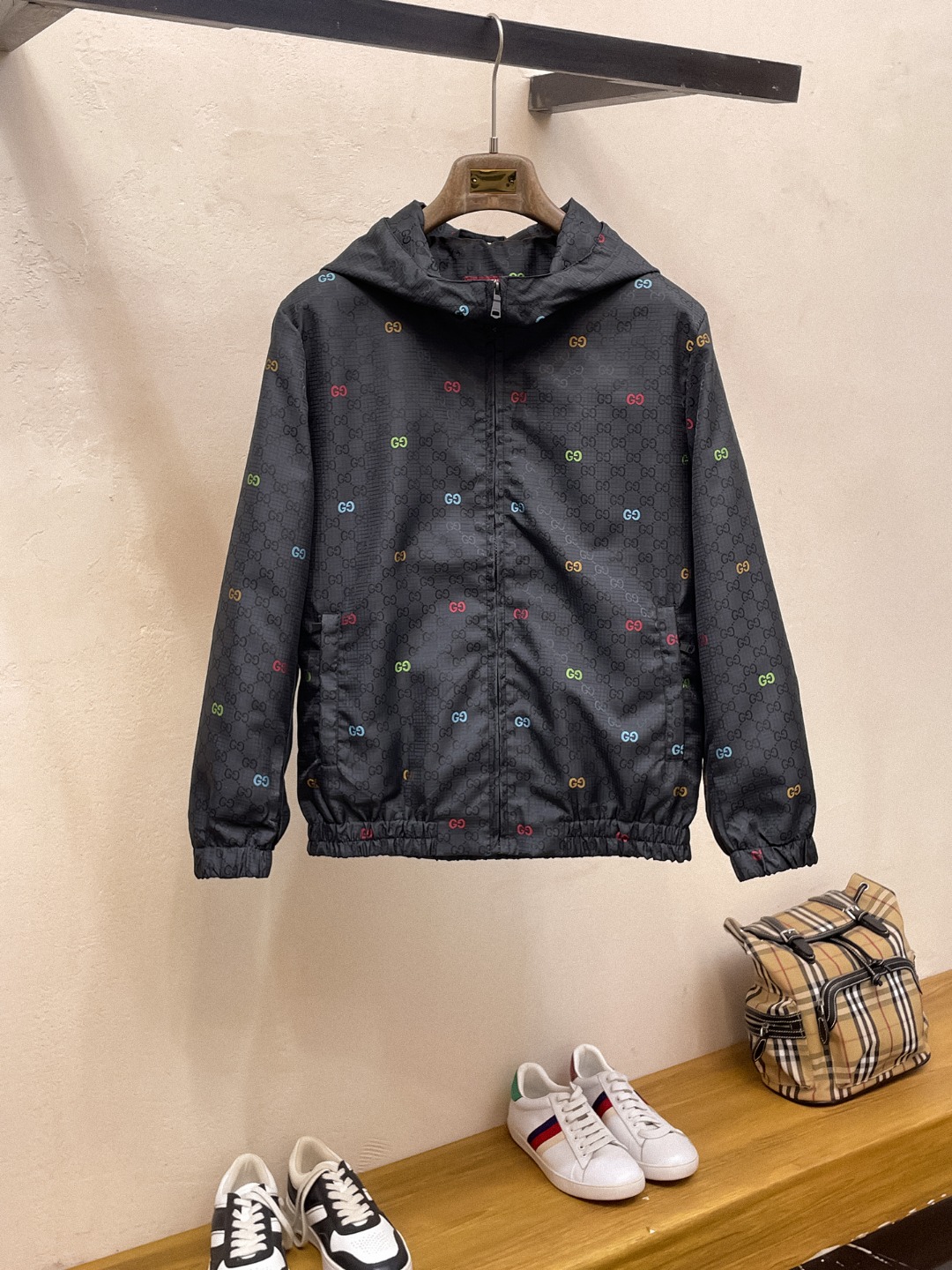 NO:564385,Same style as Gucci official website, on sale in advance!  ss new autumn men's jacket, high-end version with complete three-standard original order!  With hidden hood, custom-made fabrics at the counter, highly breathable and comfortable, impeccable details, brand element design concept, reflecting high quality. It feels delicate and soft!  It presents a casual cut and the upper body shape is awesome!  Size M～3XL, maximum wear is 195kg.,,jackets & coats,jackets & coats,hats,alexander wang19860909古奇 官网同款,提前发售！ss秋季新款男士夹克外套,原单三标齐全高端版本！带隐藏帽,专柜定制面料 透气舒适度高,细节无可挑剔,品牌元素设计理念,体现高品质.手感细腻柔软！呈现休闲裁剪,上身版型超赞！码数M～3XL,最大穿195斤.,,jackets & coats,jackets & coats,hats,alexander wang,Men's clothing