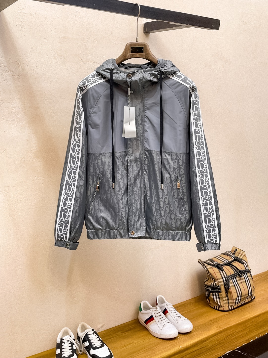 NO:564390,Same style as Dior official website, on sale in advance!  ss new autumn men's jacket, high-end version with complete three-standard original order!  With hidden hood, custom-made fabrics at the counter, highly breathable and comfortable, impeccable details, brand element design concept, reflecting high quality. It feels delicate and soft!  It presents a casual cut and the upper body shape is awesome!  Size M～3XL, maximum wearing capacity is 195kg.,,dior,jackets & coats,jackets & coats,hats,alexander wang19860909迪奥 官网同款,提前发售！ss秋季新款男士夹克外套,原单三标齐全高端版本！带隐藏帽,专柜定制面料 透气舒适度高,细节无可挑剔,品牌元素设计理念,体现高品质.手感细腻柔软！呈现休闲裁剪,上身版型超赞！码数M～3XL,最大穿195斤.,,dior,jackets & coats,jackets & coats,hats,alexander wang,Men's clothing