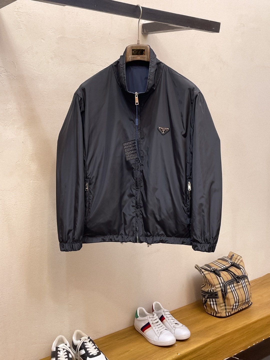 NO:564371,Same style as Prada official website, on sale in advance!  ss new autumn men's jacket, high-end version with complete three-standard original order!  With hidden hood, custom-made fabrics at the counter, highly breathable and comfortable, impeccable details, brand element design concept, reflecting high quality. It feels delicate and soft!  It presents a casual cut and the upper body shape is awesome!  Size M～3XL, maximum wear is 195kg.,,prada,jackets & coats,jackets & coats,hats,alexander wang19860909普拉达 官网同款,提前发售！ss秋季新款男士夹克外套,原单三标齐全高端版本！带隐藏帽,专柜定制面料 透气舒适度高,细节无可挑剔,品牌元素设计理念,体现高品质.手感细腻柔软！呈现休闲裁剪,上身版型超赞！码数M～3XL,最大穿195斤.,,prada,jackets & coats,jackets & coats,hats,alexander wang,Men's clothing