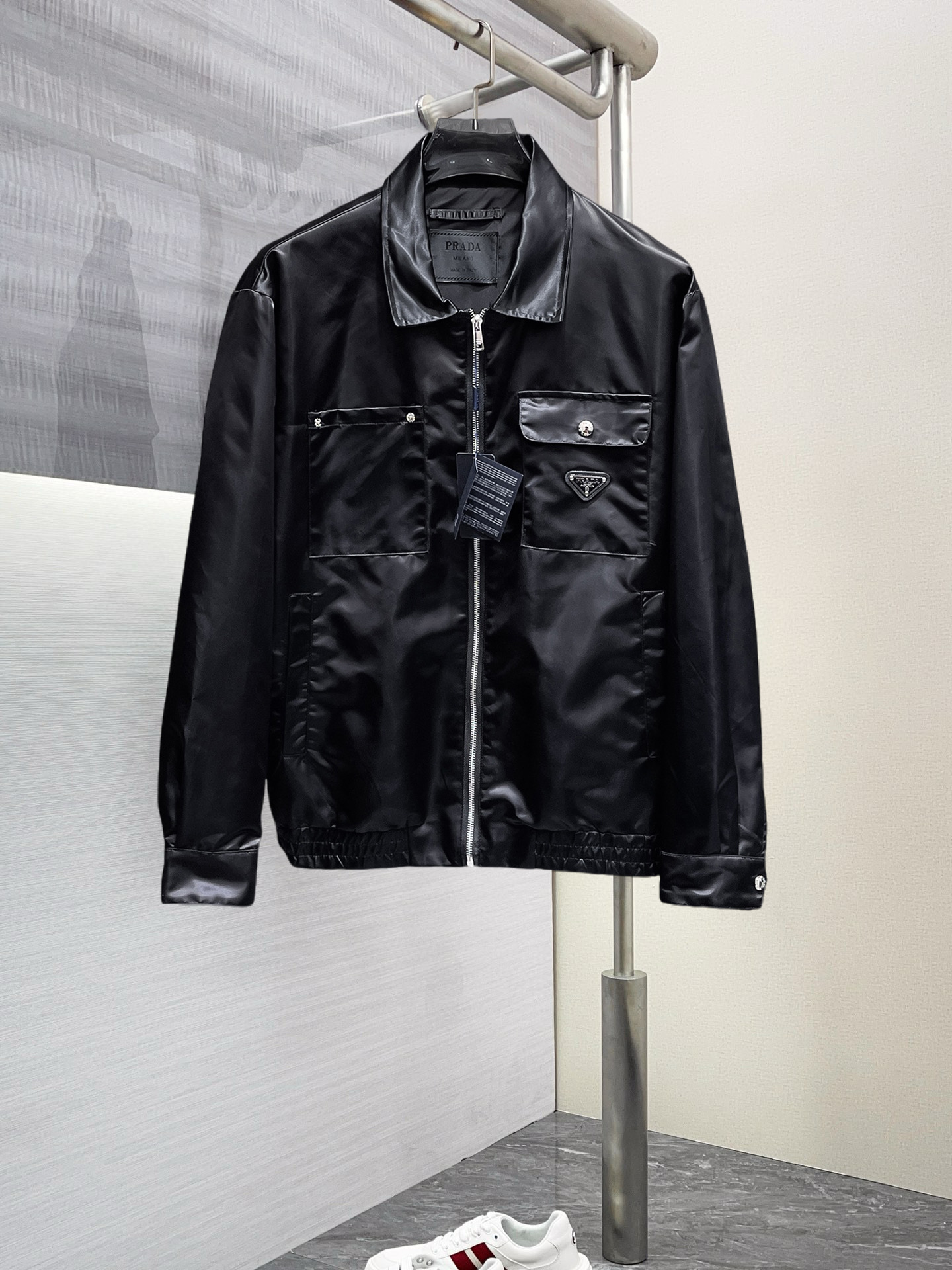 NO:568424,Prada's 2025 new autumn jacket, the new product on the show is in perfect condition, comfortable and warm to wear on both sides, complete with three labels, full and attractive color, very outstanding design, easily enhances the fashion sense, extremely elegant and rigorous workmanship, neat and meticulous wiring!  A masterpiece from a famous designer!  The upper body does not look bloated and is super handsome!  Available sizes M ~ XXXL,,prada,jackets & coats,jackets & coats,alexander wang19860909普拉达 2025秋季新款夹克外套,秀场新品品相非常完美,双面穿舒适保暖,三标齐全色泽饱满诱人,非常出彩的设计,轻松将时髦感进阶,做工极为考究严谨,走线工整细致！大牌设计师巨作！上身不显臃肿、超级帅气！现货码数M ～ XXXL,,prada,jackets & coats,jackets & coats,alexander wang,Men's clothing