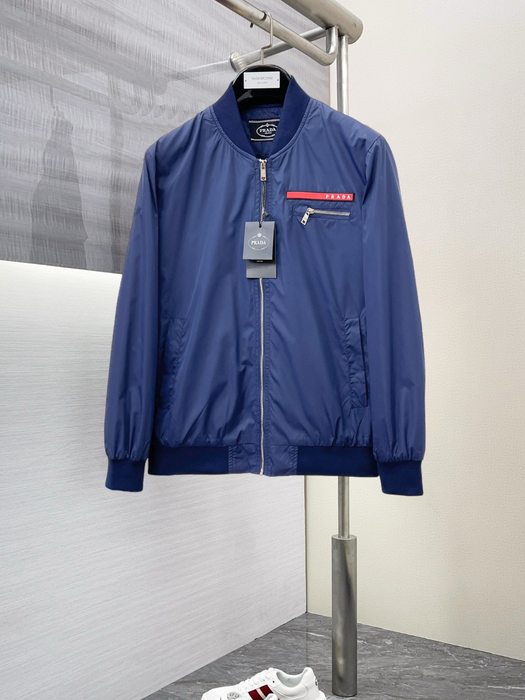 NO:568367,Prada's 2025 new autumn jacket, the new product on the show is in perfect condition, comfortable and warm to wear on both sides, complete with three labels, full and attractive color, very outstanding design, easily enhances the fashion sense, extremely elegant and rigorous workmanship, neat and meticulous wiring!  A masterpiece from a famous designer!  The upper body does not look bloated and is super handsome!  Available sizes M ~ XXXL,,prada,jackets & coats,jackets & coats,alexander wang19860909普拉达 2025秋季新款夹克外套,秀场新品品相非常完美,双面穿舒适保暖,三标齐全色泽饱满诱人,非常出彩的设计,轻松将时髦感进阶,做工极为考究严谨,走线工整细致！大牌设计师巨作！上身不显臃肿、超级帅气！现货码数M ～ XXXL,,prada,jackets & coats,jackets & coats,alexander wang,Men's clothing