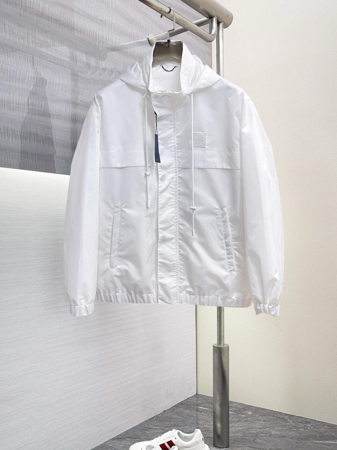 NO:568429,LV 2025 new autumn jacket, the new product on the show is in perfect condition, comfortable and warm to wear on both sides, complete with three labels, full and attractive color, very outstanding design, easily upgrades the fashion sense, extremely elegant and rigorous workmanship, neat and meticulous wiring!  A masterpiece from a famous designer!  The upper body does not look bloated and is super handsome!  Available sizes M ~ XXXL,,louis vuitton,jackets & coats,jackets & coats,alexander wang19860909Lv 2025秋季新款夹克外套,秀场新品品相非常完美,双面穿舒适保暖,三标齐全色泽饱满诱人,非常出彩的设计,轻松将时髦感进阶,做工极为考究严谨,走线工整细致！大牌设计师巨作！上身不显臃肿、超级帅气！现货码数M ～ XXXL,,louis vuitton,jackets & coats,jackets & coats,alexander wang,Men's clothing