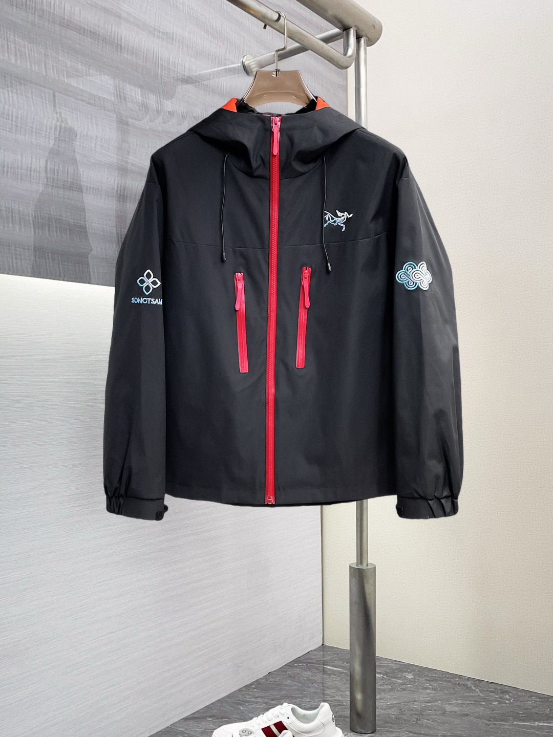 NO:568434,Arc'teryx 2025 new autumn jacket, the new product on the show is in perfect condition. It is comfortable and warm to wear on both sides. It has three standard colors and full and attractive colors. It is a very outstanding design that can easily enhance the fashion sense. The workmanship is extremely sophisticated and rigorous, and the wiring is neat and meticulous!  A masterpiece from a famous designer!  The upper body does not look bloated and is super handsome!  Available size M ~ XXXL,arc'teryx,jackets & coats,jackets & coats,alexander wang19860909始祖鸟 2025秋季新款夹克外套,秀场新品品相非常完美,双面穿舒适保暖,三标齐全色泽饱满诱人,非常出彩的设计,轻松将时髦感进阶,做工极为考究严谨,走线工整细致！大牌设计师巨作！上身不显臃肿、超级帅气！现货码数M ～ XXXL,arc'teryx,jackets & coats,jackets & coats,alexander wang,Men's clothing