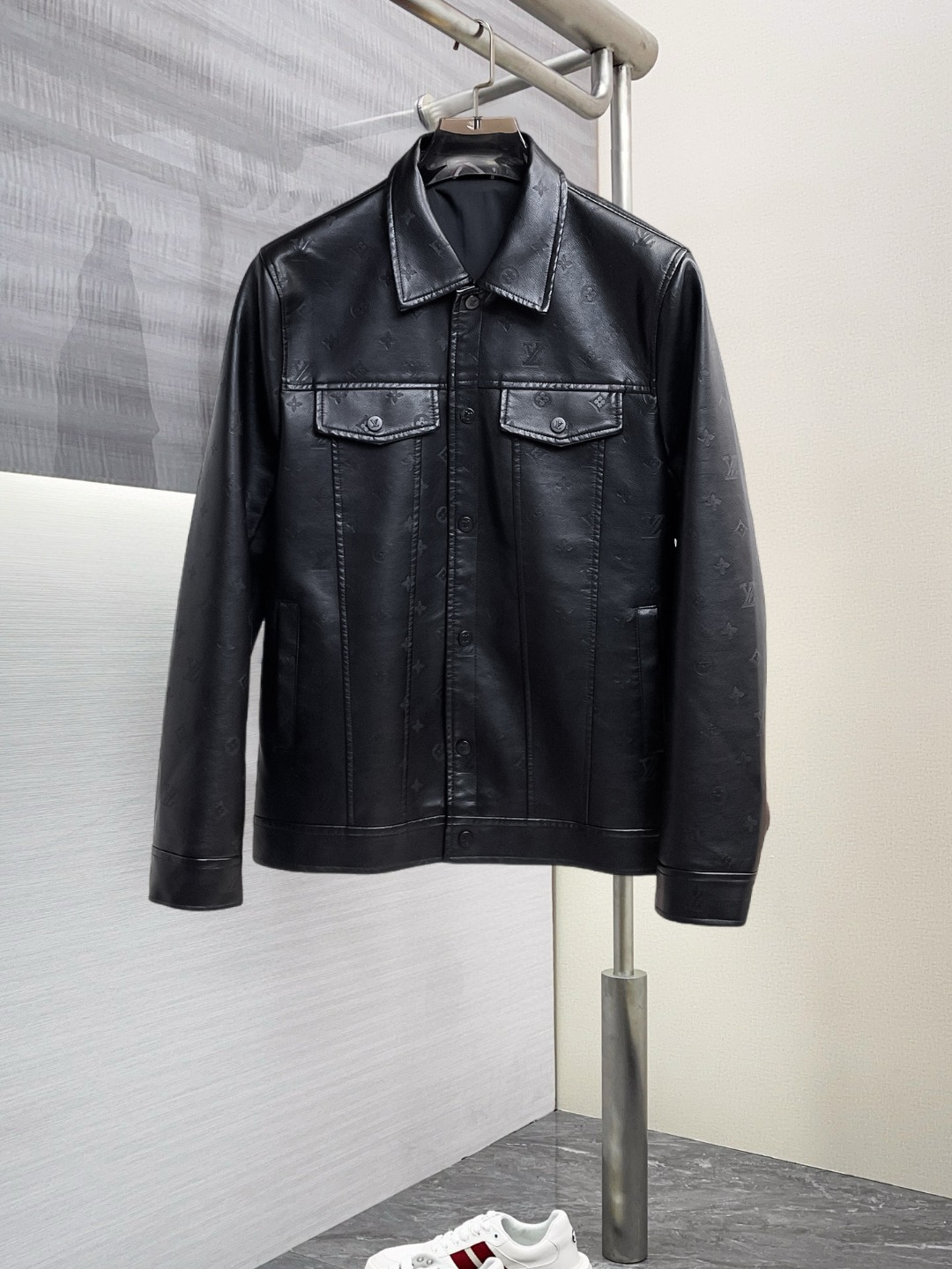 NO:568439,LV 2025 new autumn jacket, the new product on the show is in perfect condition, comfortable and warm to wear on both sides, complete with three labels, full and attractive color, very outstanding design, easily upgrades the fashion sense, extremely elegant and rigorous workmanship, neat and meticulous wiring!  A masterpiece from a famous designer!  The upper body does not look bloated and is super handsome!  Available sizes M ~ XXXL,,louis vuitton,jackets & coats,jackets & coats,alexander wang19860909Lv 2025秋季新款夹克外套,秀场新品品相非常完美,双面穿舒适保暖,三标齐全色泽饱满诱人,非常出彩的设计,轻松将时髦感进阶,做工极为考究严谨,走线工整细致！大牌设计师巨作！上身不显臃肿、超级帅气！现货码数M ～ XXXL,,louis vuitton,jackets & coats,jackets & coats,alexander wang,Men's clothing