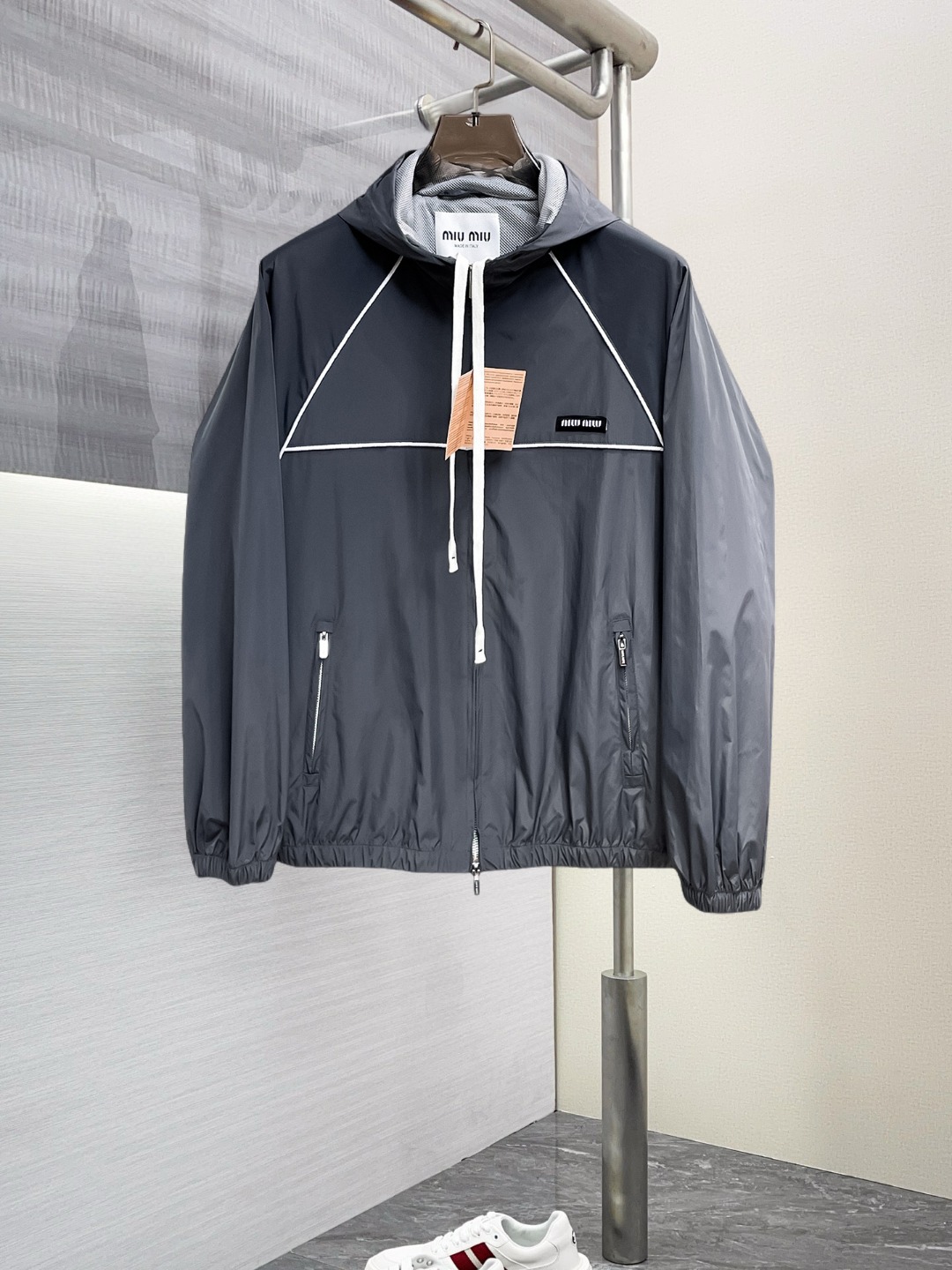 NO:568395,miumiu 2025 new autumn jacket, the new product on the show is in perfect condition. It is comfortable and warm to wear on both sides. It has three standard colors and full and attractive colors. It is a very outstanding design that can easily enhance the sense of fashion. The workmanship is extremely sophisticated and rigorous, and the wiring is neat and meticulous!  A masterpiece from a famous designer!  The upper body does not look bloated and is super handsome!  Available sizes M ~ XXXL,,miumiu,jackets & coats,jackets & coats,alexander wang19860909miumiu 2025秋季新款夹克外套,秀场新品品相非常完美,双面穿舒适保暖,三标齐全色泽饱满诱人,非常出彩的设计,轻松将时髦感进阶,做工极为考究严谨,走线工整细致！大牌设计师巨作！上身不显臃肿、超级帅气！现货码数M ～ XXXL,,miumiu,jackets & coats,jackets & coats,alexander wang,Men's clothing