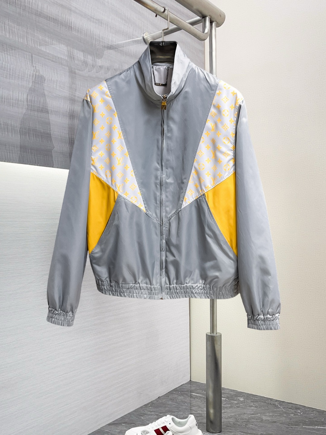 NO:568400,LV 2025 new autumn jacket, the new product on the show is in perfect condition, comfortable and warm to wear on both sides, complete with three labels, full and attractive color, very outstanding design, easily upgrades the fashion sense, extremely elegant and rigorous workmanship, neat and meticulous wiring!  A masterpiece from a famous designer!  The upper body does not look bloated and is super handsome!  Available sizes M ~ XXXL,,louis vuitton,jackets & coats,jackets & coats,alexander wang19860909Lv 2025秋季新款夹克外套,秀场新品品相非常完美,双面穿舒适保暖,三标齐全色泽饱满诱人,非常出彩的设计,轻松将时髦感进阶,做工极为考究严谨,走线工整细致！大牌设计师巨作！上身不显臃肿、超级帅气！现货码数M ～ XXXL,,louis vuitton,jackets & coats,jackets & coats,alexander wang,Men's clothing