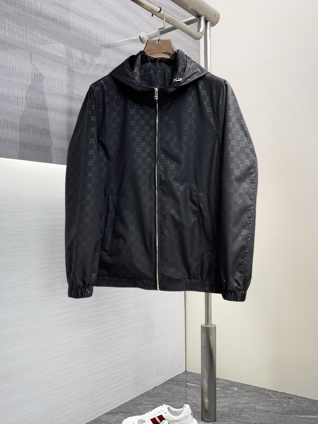 NO:568405,Gucci 2025 new autumn jacket, the new product on the show is in perfect condition, comfortable and warm to wear on both sides, complete with three labels, full and attractive color, very outstanding design, easily upgrades the fashion sense, extremely elegant and rigorous workmanship, neat and meticulous wiring!  A masterpiece from a famous designer!  The upper body does not look bloated and is super handsome!  Available size M ~ XXXL,,jackets & coats,jackets & coats,alexander wang19860909古奇 2025秋季新款夹克外套,秀场新品品相非常完美,双面穿舒适保暖,三标齐全色泽饱满诱人,非常出彩的设计,轻松将时髦感进阶,做工极为考究严谨,走线工整细致！大牌设计师巨作！上身不显臃肿、超级帅气！现货码数M ～ XXXL,,jackets & coats,jackets & coats,alexander wang,Men's clothing