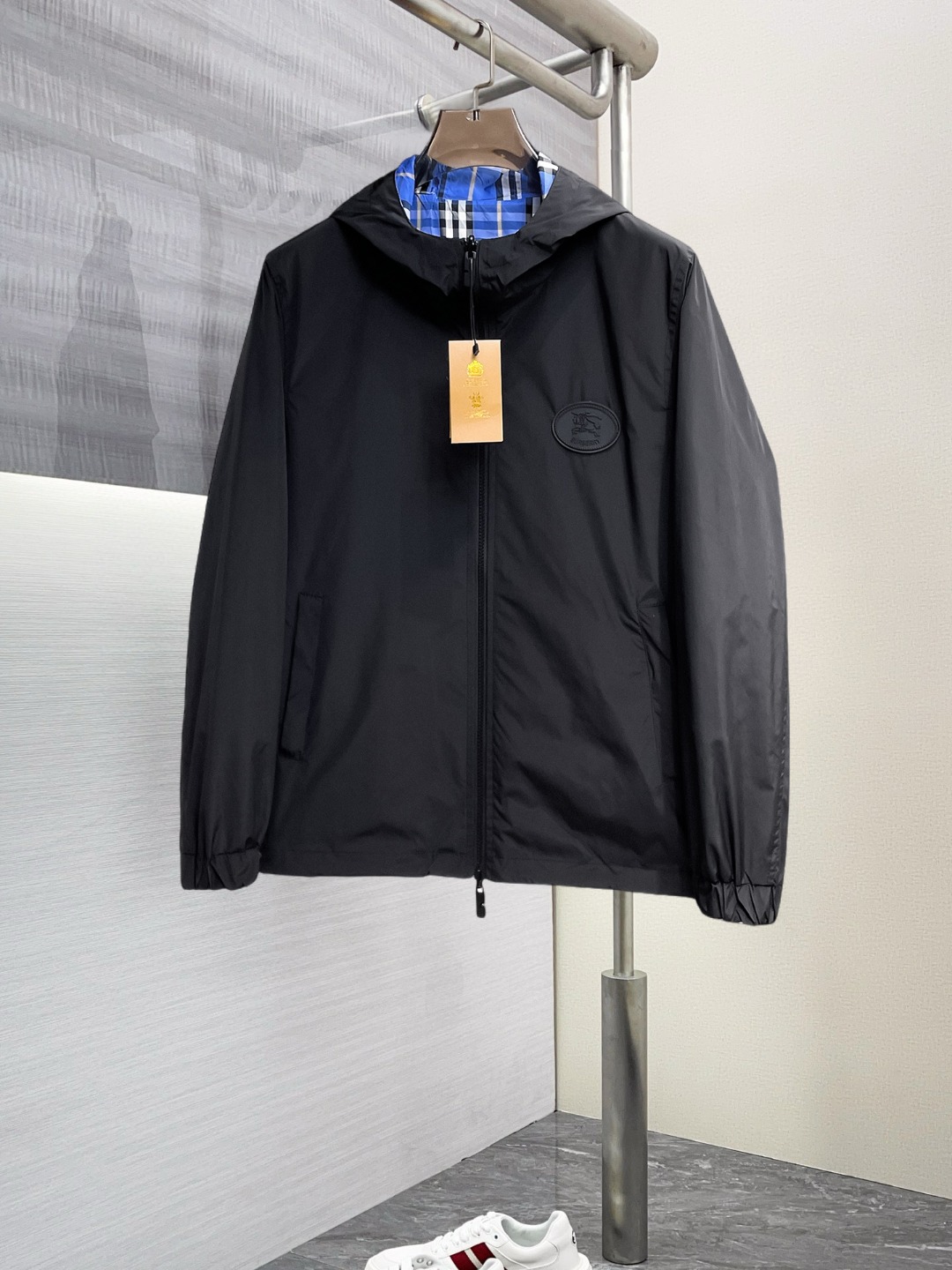 NO:568410,Burberry's 2025 new autumn jacket, the new product on the show is in perfect condition, comfortable and warm to wear on both sides, complete with three labels, full and attractive color, very outstanding design, easily upgrades the fashion sense, extremely elegant and rigorous workmanship, neat and meticulous wiring!  A masterpiece from a famous designer!  The upper body does not look bloated and is super handsome!  Available size M ~ XXXL,,burberry,jackets & coats,jackets & coats,alexander wang19860909巴宝莉 2025秋季新款夹克外套,秀场新品品相非常完美,双面穿舒适保暖,三标齐全色泽饱满诱人,非常出彩的设计,轻松将时髦感进阶,做工极为考究严谨,走线工整细致！大牌设计师巨作！上身不显臃肿、超级帅气！现货码数M ～ XXXL,,burberry,jackets & coats,jackets & coats,alexander wang,Men's clothing