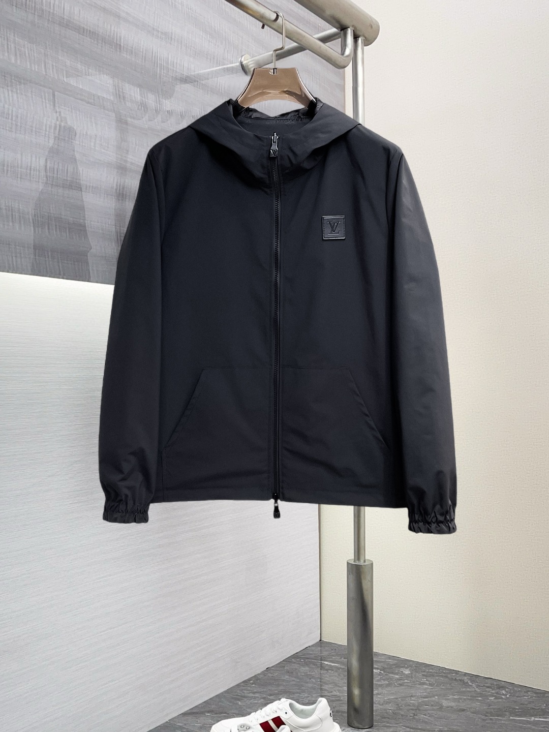 NO:568415,LV 2025 new autumn jacket, the new product on the show is in perfect condition, comfortable and warm to wear on both sides, complete with three labels, full and attractive color, very outstanding design, easily upgrades the fashion sense, extremely elegant and rigorous workmanship, neat and meticulous wiring!  A masterpiece from a famous designer!  The upper body does not look bloated and is super handsome!  Available sizes M ~ XXXL,,louis vuitton,jackets & coats,jackets & coats,alexander wang19860909Lv 2025秋季新款夹克外套,秀场新品品相非常完美,双面穿舒适保暖,三标齐全色泽饱满诱人,非常出彩的设计,轻松将时髦感进阶,做工极为考究严谨,走线工整细致！大牌设计师巨作！上身不显臃肿、超级帅气！现货码数M ～ XXXL,,louis vuitton,jackets & coats,jackets & coats,alexander wang,Men's clothing