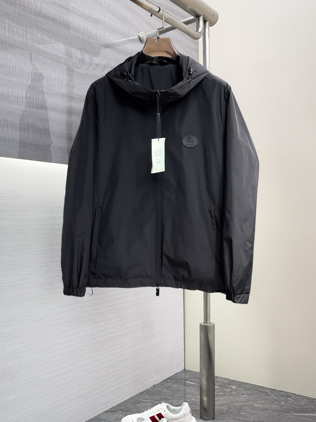 NO:568420,Burberry's 2025 new autumn jacket, the new product on the show is in perfect condition, comfortable and warm to wear on both sides, complete with three labels, full and attractive color, very outstanding design, easily upgrades the fashion sense, extremely elegant and rigorous workmanship, neat and meticulous wiring!  A masterpiece from a famous designer!  The upper body does not look bloated and is super handsome!  Available size M ~ XXXL,,burberry,jackets & coats,jackets & coats,alexander wang19860909巴宝莉 2025秋季新款夹克外套,秀场新品品相非常完美,双面穿舒适保暖,三标齐全色泽饱满诱人,非常出彩的设计,轻松将时髦感进阶,做工极为考究严谨,走线工整细致！大牌设计师巨作！上身不显臃肿、超级帅气！现货码数M ～ XXXL,,burberry,jackets & coats,jackets & coats,alexander wang,Men's clothing