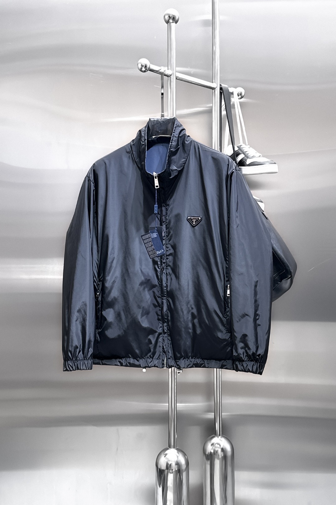 NO:568425,Prada's 2025 new autumn jacket, the new product on the show is in perfect condition, comfortable and warm to wear on both sides, complete with three labels, full and attractive color, very outstanding design, easily enhances the fashion sense, extremely elegant and rigorous workmanship, neat and meticulous wiring!  A masterpiece from a famous designer!  The upper body does not look bloated and is super handsome!  Available sizes M ~ XXXL,,prada,jackets & coats,jackets & coats,alexander wang19860909普拉达 2025秋季新款夹克外套,秀场新品品相非常完美,双面穿舒适保暖,三标齐全色泽饱满诱人,非常出彩的设计,轻松将时髦感进阶,做工极为考究严谨,走线工整细致！大牌设计师巨作！上身不显臃肿、超级帅气！现货码数M ～ XXXL,,prada,jackets & coats,jackets & coats,alexander wang,Men's clothing