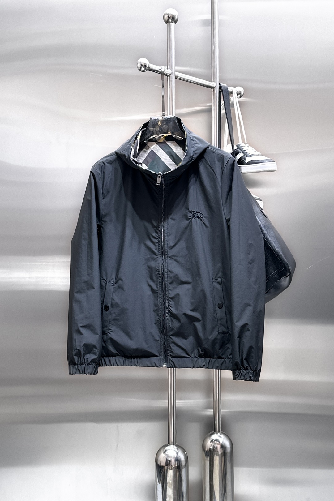 NO:568430,Burberry's 2025 new autumn jacket, the new product on the show is in perfect condition, comfortable and warm to wear on both sides, complete with three labels, full and attractive color, very outstanding design, easily upgrades the fashion sense, extremely elegant and rigorous workmanship, neat and meticulous wiring!  A masterpiece from a famous designer!  The upper body does not look bloated and is super handsome!  Available size M ~ XXXL,,burberry,jackets & coats,jackets & coats,alexander wang19860909巴宝莉 2025秋季新款夹克外套,秀场新品品相非常完美,双面穿舒适保暖,三标齐全色泽饱满诱人,非常出彩的设计,轻松将时髦感进阶,做工极为考究严谨,走线工整细致！大牌设计师巨作！上身不显臃肿、超级帅气！现货码数M ～ XXXL,,burberry,jackets & coats,jackets & coats,alexander wang,Men's clothing