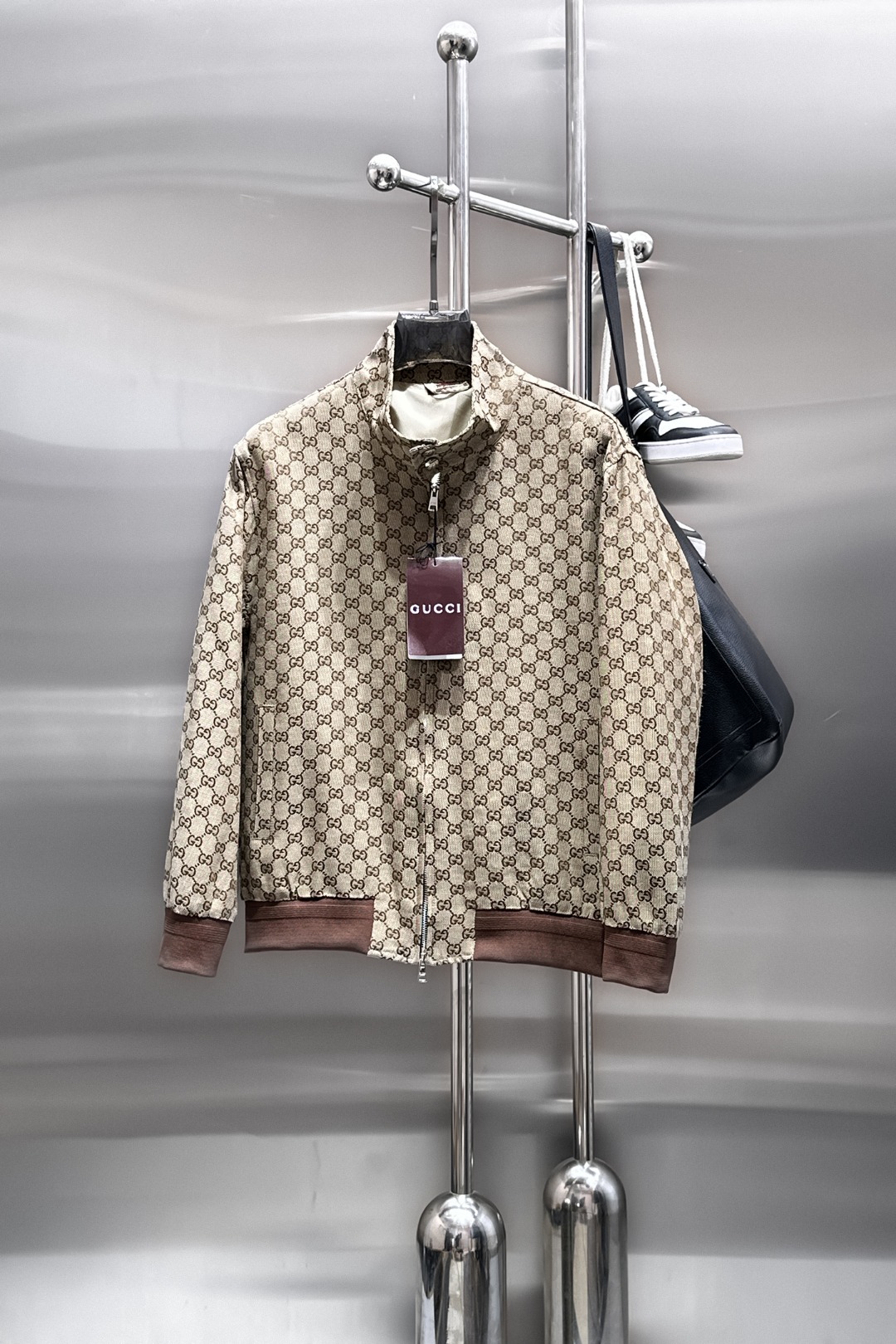 NO:568450,Gucci 2025 new autumn jacket, the new product on the show is in perfect condition, comfortable and warm to wear on both sides, complete with three labels, full and attractive color, very outstanding design, easily upgrades the fashion sense, extremely elegant and rigorous workmanship, neat and meticulous wiring!  A masterpiece from a famous designer!  The upper body does not look bloated and is super handsome!  Available size M ~ XXXL,,jackets & coats,jackets & coats,alexander wang19860909古奇 2025秋季新款夹克外套,秀场新品品相非常完美,双面穿舒适保暖,三标齐全色泽饱满诱人,非常出彩的设计,轻松将时髦感进阶,做工极为考究严谨,走线工整细致！大牌设计师巨作！上身不显臃肿、超级帅气！现货码数M ～ XXXL,,jackets & coats,jackets & coats,alexander wang,Men's clothing