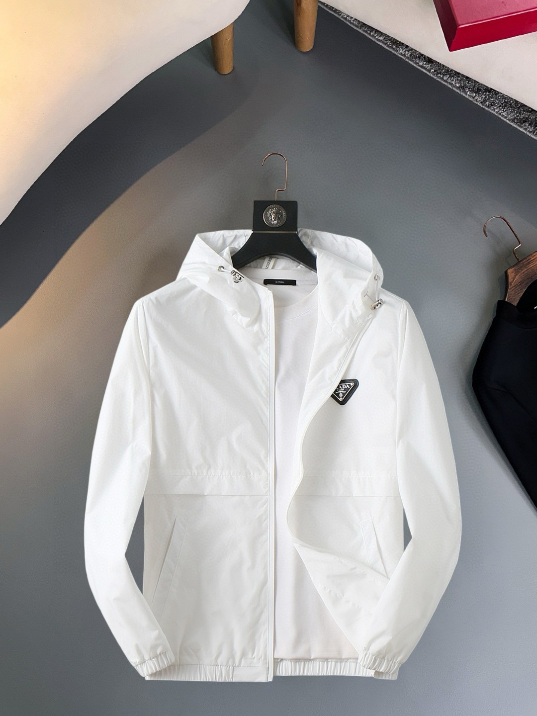 NO:570417,Prada 2025 new autumn jacket, the new product on the show is in perfect condition, comfortable and warm, complete with three colors, full and attractive color, very outstanding design, easily upgrades the fashion sense, extremely elegant and rigorous workmanship, neat and meticulous wiring!  A masterpiece from a famous designer!  The upper body does not look bloated and is super handsome!  Available sizes M ~ XXXL,,prada,jackets & coats,jackets & coats,alexander wang19860909普拉达 2025秋季新款夹克外套,秀场新品品相非常完美,舒适保暖,三标齐全色泽饱满诱人,非常出彩的设计,轻松将时髦感进阶,做工极为考究严谨,走线工整细致！大牌设计师巨作！上身不显臃肿、超级帅气！现货码数M ～ XXXL,,prada,jackets & coats,jackets & coats,alexander wang,Men's clothing