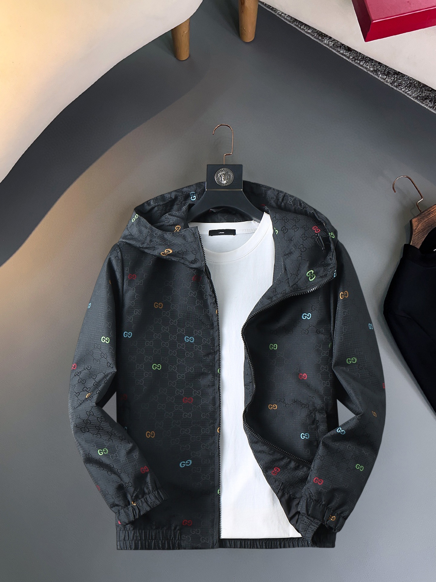 NO:570477,Gucci 2025 new autumn jacket, the new product on the show is in perfect condition, comfortable and warm, complete with three colors, full and attractive color, very outstanding design, easily upgrades the fashion sense, extremely elegant and rigorous workmanship, neat and meticulous wiring!  A masterpiece from a famous designer!  The upper body does not look bloated and is super handsome!  Available size M ~ XXXL,,jackets & coats,jackets & coats,alexander wang19860909古奇 2025秋季新款夹克外套,秀场新品品相非常完美,舒适保暖,三标齐全色泽饱满诱人,非常出彩的设计,轻松将时髦感进阶,做工极为考究严谨,走线工整细致！大牌设计师巨作！上身不显臃肿、超级帅气！现货码数M ～ XXXL,,jackets & coats,jackets & coats,alexander wang,Men's clothing