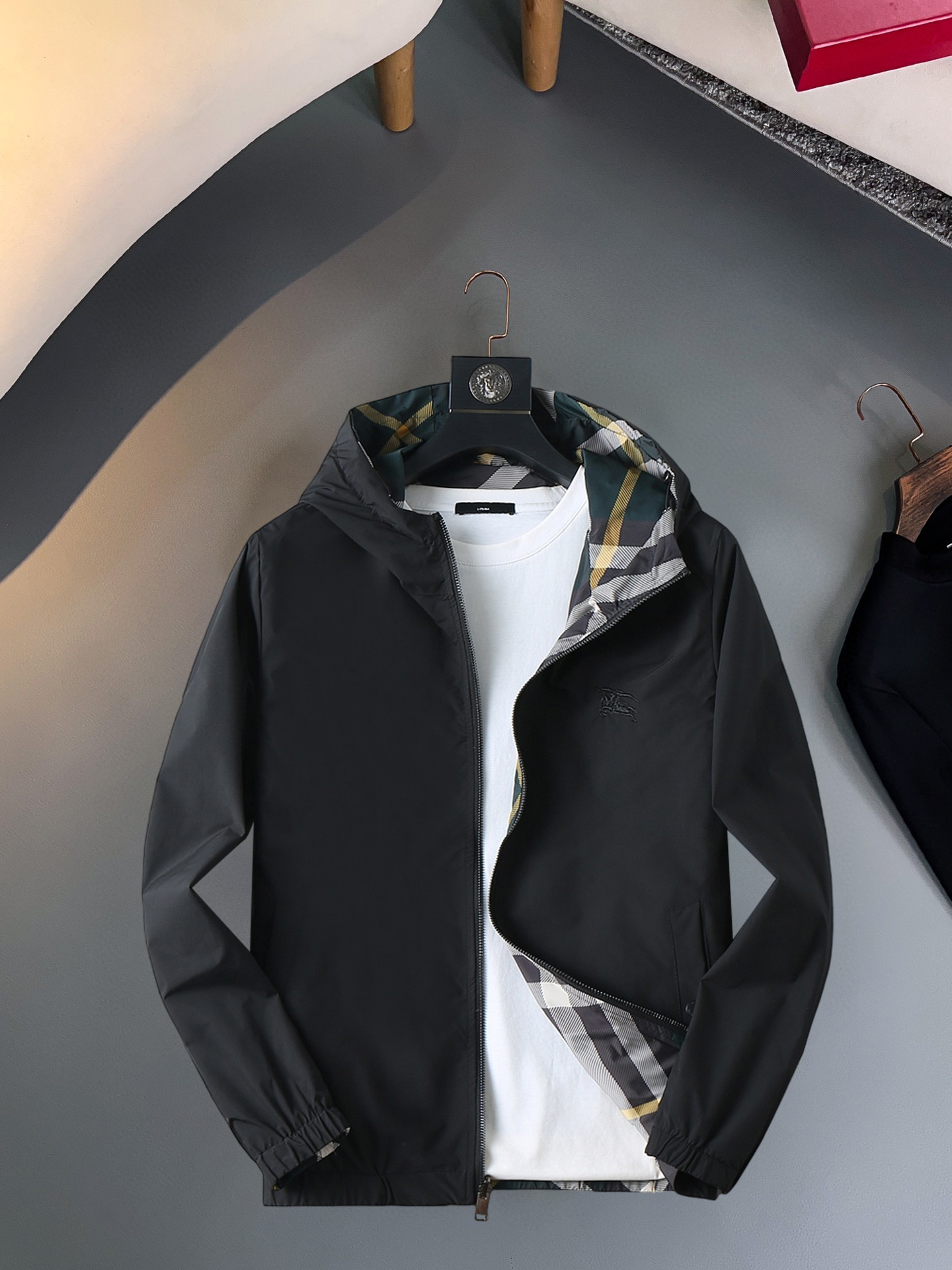 NO:570449,Burberry's 2025 new autumn jacket, the new product on the show is in perfect condition, comfortable and warm, complete with three colors, full and attractive color, very outstanding design, easily upgrades the fashion sense, extremely elegant and rigorous workmanship, neat and meticulous wiring!  A masterpiece from a famous designer!  The upper body does not look bloated and is super handsome!  Available size M ~ XXXL,,burberry,jackets & coats,jackets & coats,alexander wang19860909巴宝莉 2025秋季新款夹克外套,秀场新品品相非常完美,舒适保暖,三标齐全色泽饱满诱人,非常出彩的设计,轻松将时髦感进阶,做工极为考究严谨,走线工整细致！大牌设计师巨作！上身不显臃肿、超级帅气！现货码数M ～ XXXL,,burberry,jackets & coats,jackets & coats,alexander wang,Men's clothing