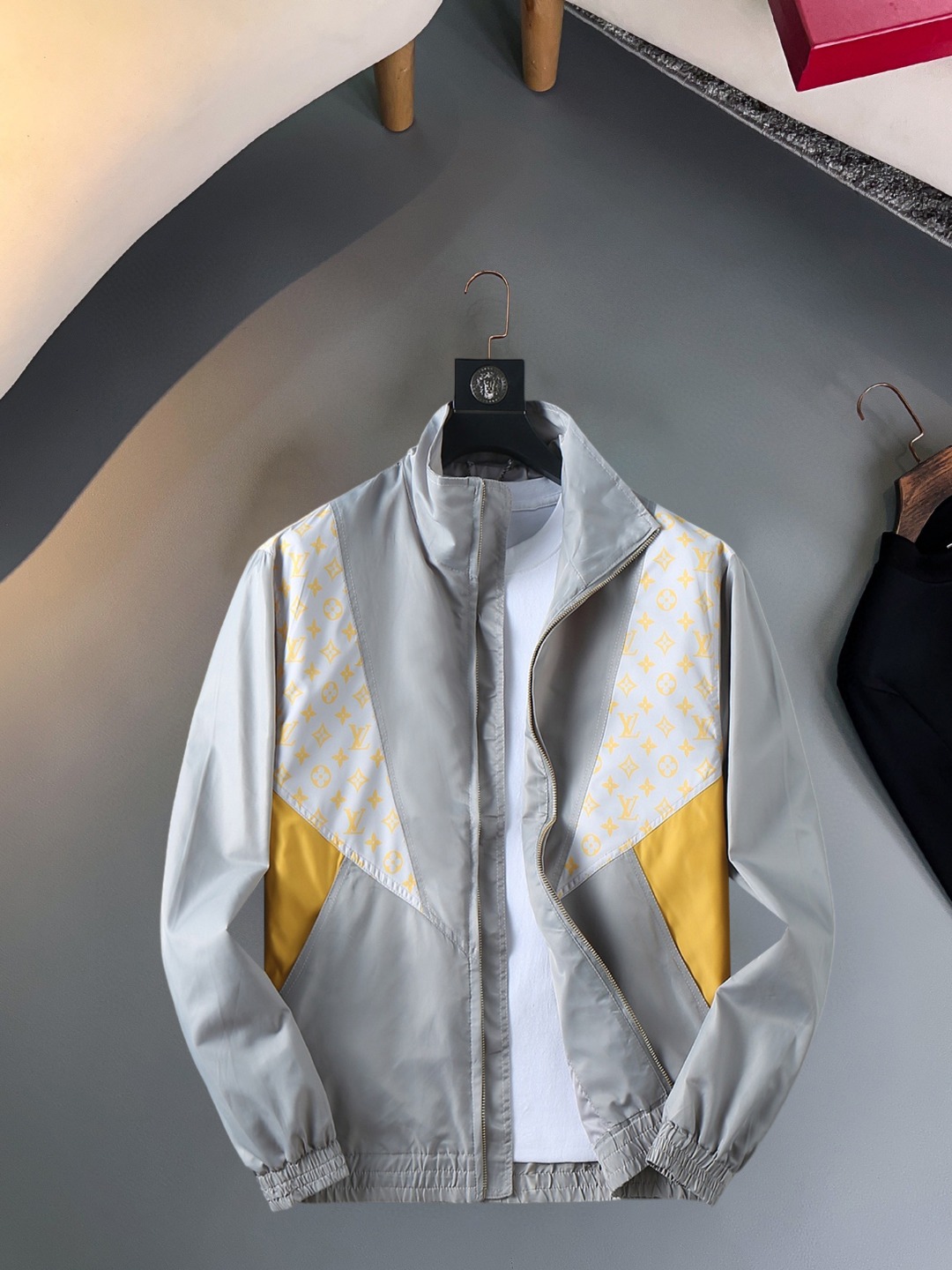 NO:570461,LV 2025 new autumn jacket, the new product on the show is in perfect condition, comfortable and warm, complete with three labels, full and attractive colors, very outstanding design, easily upgrades the fashion sense, extremely sophisticated and rigorous workmanship, neat and meticulous wiring!  A masterpiece from a famous designer!  The upper body does not look bloated and is super handsome!  Available sizes M ~ XXXL,,louis vuitton,jackets & coats,jackets & coats,alexander wang19860909LV 2025秋季新款夹克外套,秀场新品品相非常完美,舒适保暖,三标齐全色泽饱满诱人,非常出彩的设计,轻松将时髦感进阶,做工极为考究严谨,走线工整细致！大牌设计师巨作！上身不显臃肿、超级帅气！现货码数M ～ XXXL,,louis vuitton,jackets & coats,jackets & coats,alexander wang,Men's clothing