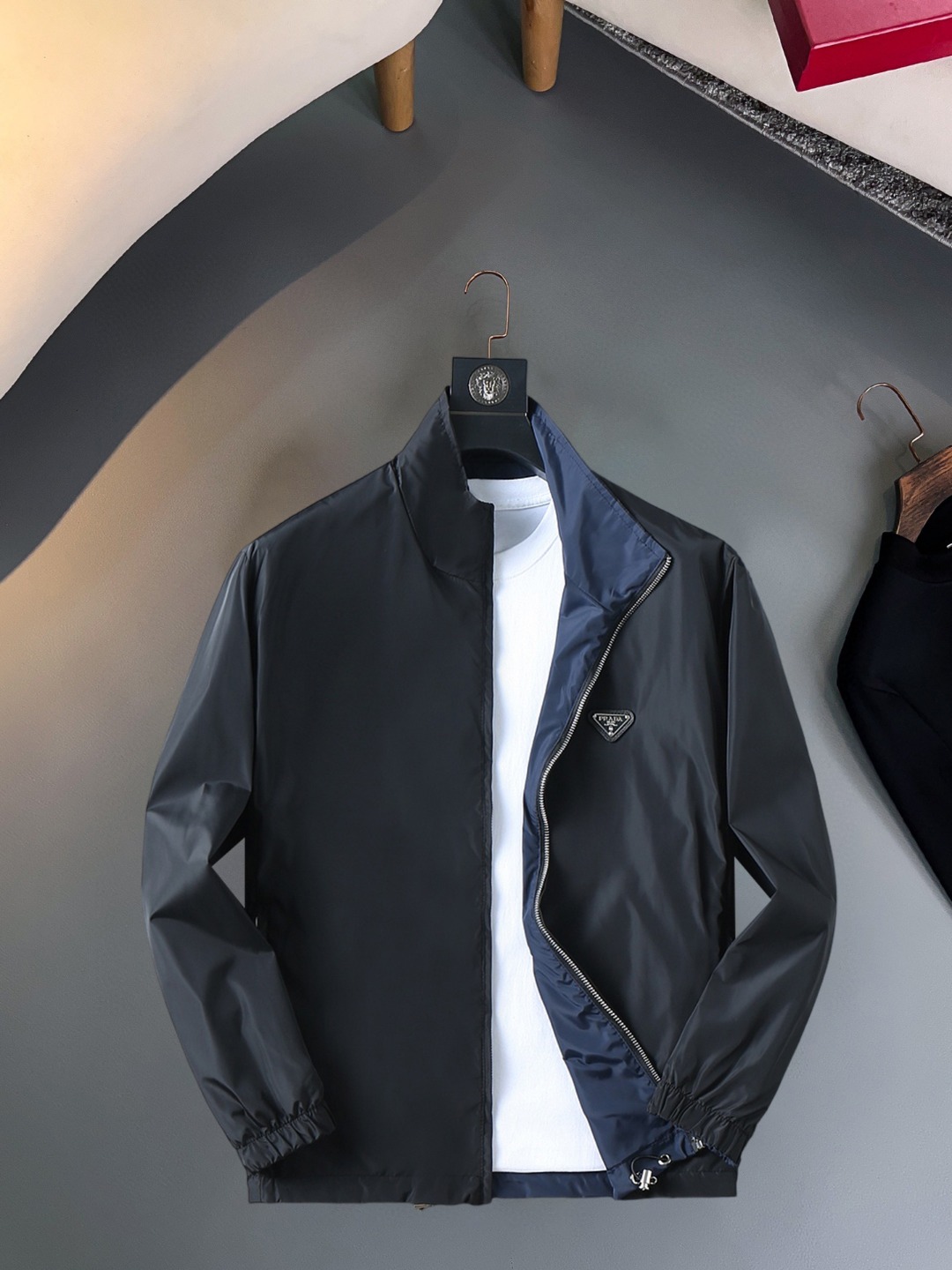 NO:570467,Prada 2025 new autumn jacket, the new product on the show is in perfect condition, comfortable and warm, complete with three colors, full and attractive color, very outstanding design, easily upgrades the fashion sense, extremely elegant and rigorous workmanship, neat and meticulous wiring!  A masterpiece from a famous designer!  The upper body does not look bloated and is super handsome!  Available sizes M ~ XXXL,,prada,jackets & coats,jackets & coats,alexander wang19860909普拉达 2025秋季新款夹克外套,秀场新品品相非常完美,舒适保暖,三标齐全色泽饱满诱人,非常出彩的设计,轻松将时髦感进阶,做工极为考究严谨,走线工整细致！大牌设计师巨作！上身不显臃肿、超级帅气！现货码数M ～ XXXL,,prada,jackets & coats,jackets & coats,alexander wang,Men's clothing