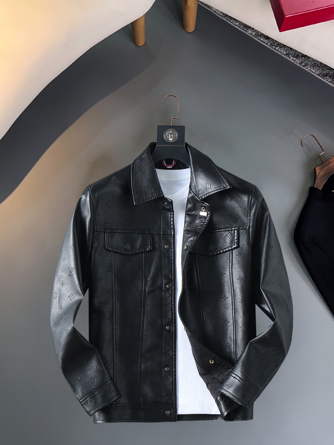 NO:570452,Same style as Lv official website, on sale in advance!  2025ss autumn new men's leather jacket, original three-standard high-end version!  , counter-customized fabrics with high breathability and comfort, impeccable details, brand element design concept, reflecting high quality. It feels delicate and soft!  It presents a casual cut and the upper body shape is awesome!  Size M～3XL, maximum wear is 195kg.,,louis vuitton,jackets & coats,jackets & coats,leather jacket,alexander wang19860909Lv 官网同款,提前发售！2025ss秋季新款男士皮衣夹克外套,原单三标齐全高端版本！,专柜定制面料 透气舒适度高,细节无可挑剔,品牌元素设计理念,体现高品质.手感细腻柔软！呈现休闲裁剪,上身版型超赞！码数M～3XL,最大穿195斤.,,louis vuitton,jackets & coats,jackets & coats,leather jacket,alexander wang,Men's clothing