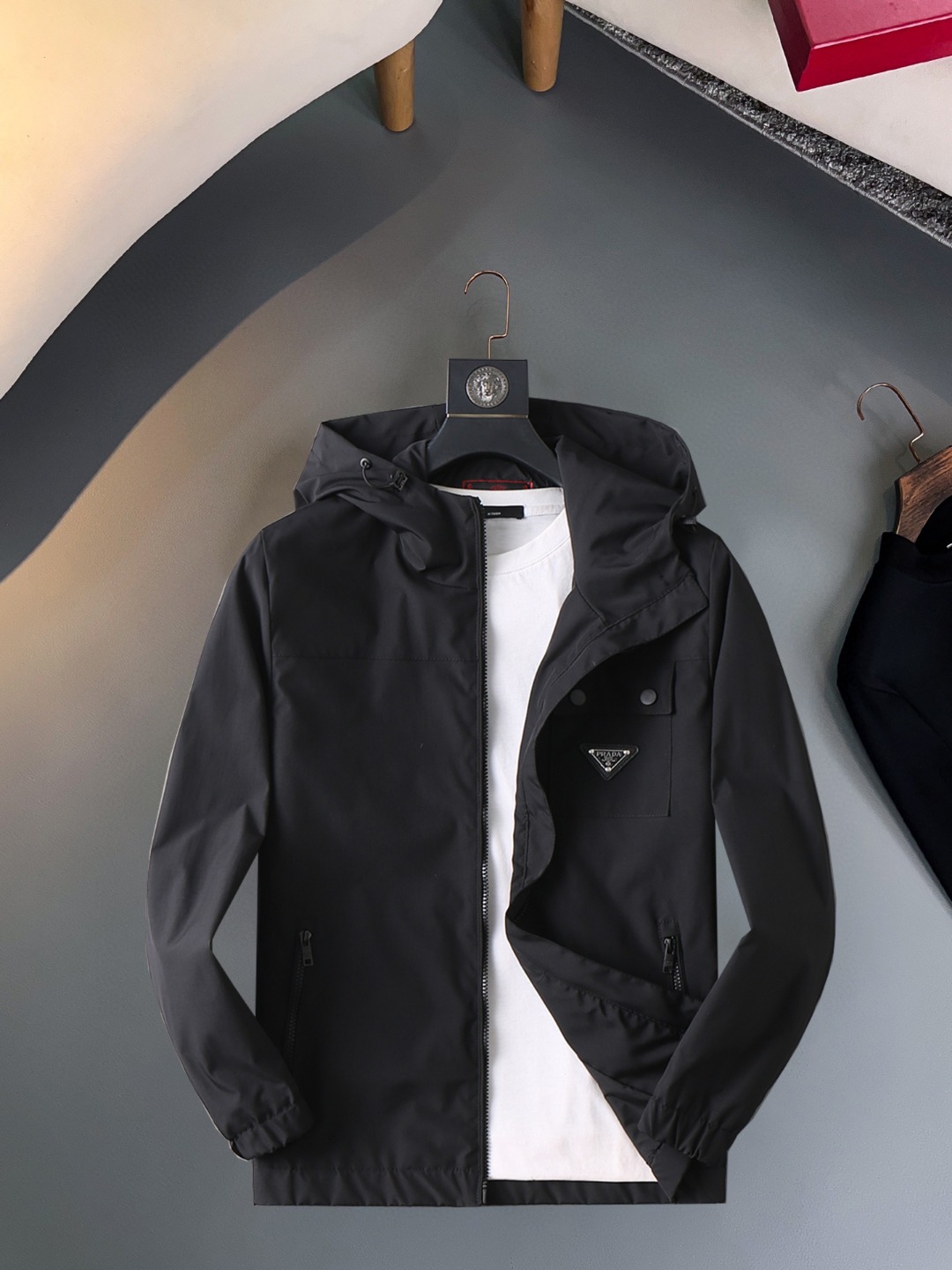 NO:570405,Prada 2025 new autumn jacket, the new product on the show is in perfect condition, comfortable and warm, complete with three colors, full and attractive color, very outstanding design, easily upgrades the fashion sense, extremely elegant and rigorous workmanship, neat and meticulous wiring!  A masterpiece from a famous designer!  The upper body does not look bloated and is super handsome!  Available sizes M ~ XXXL,,prada,jackets & coats,jackets & coats,alexander wang19860909普拉达 2025秋季新款夹克外套,秀场新品品相非常完美,舒适保暖,三标齐全色泽饱满诱人,非常出彩的设计,轻松将时髦感进阶,做工极为考究严谨,走线工整细致！大牌设计师巨作！上身不显臃肿、超级帅气！现货码数M ～ XXXL,,prada,jackets & coats,jackets & coats,alexander wang,Men's clothing