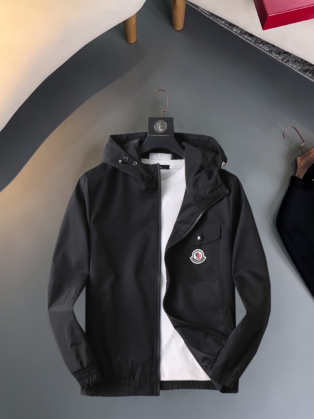 NO:570409,Mengkou 2025 new autumn jacket, the new product on the show is in perfect condition, comfortable and warm, complete with three labels, full and attractive color, very outstanding design, easily upgrades the fashion sense, extremely elegant and rigorous workmanship, neat and meticulous wiring!  A masterpiece from a famous designer!  The upper body does not look bloated and is super handsome!  Available sizes M ~ XXXL,,Moncler,jackets & coats,jackets & coats,alexander wang19860909蒙口 2025秋季新款夹克外套,秀场新品品相非常完美,舒适保暖,三标齐全色泽饱满诱人,非常出彩的设计,轻松将时髦感进阶,做工极为考究严谨,走线工整细致！大牌设计师巨作！上身不显臃肿、超级帅气！现货码数M ～ XXXL,,Moncler,jackets & coats,jackets & coats,alexander wang,Men's clothing